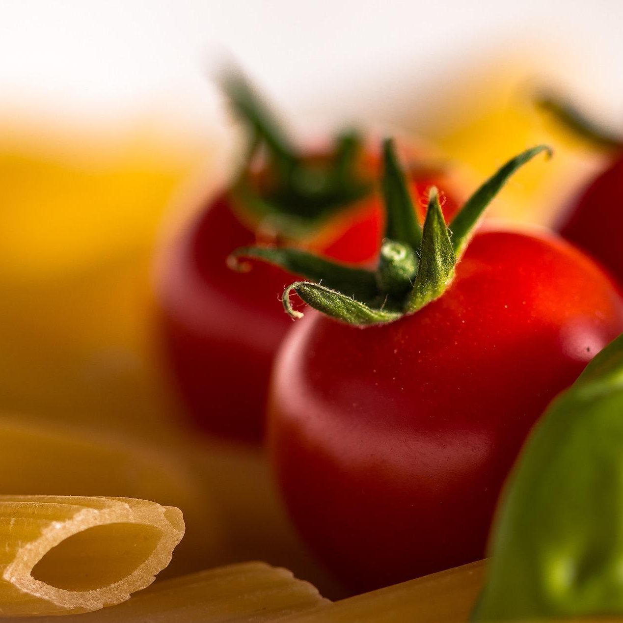 Laut AK-Teuerungs-Check haben sich die Preise für Penne-Nudeln und Tomaten stark erhöht.