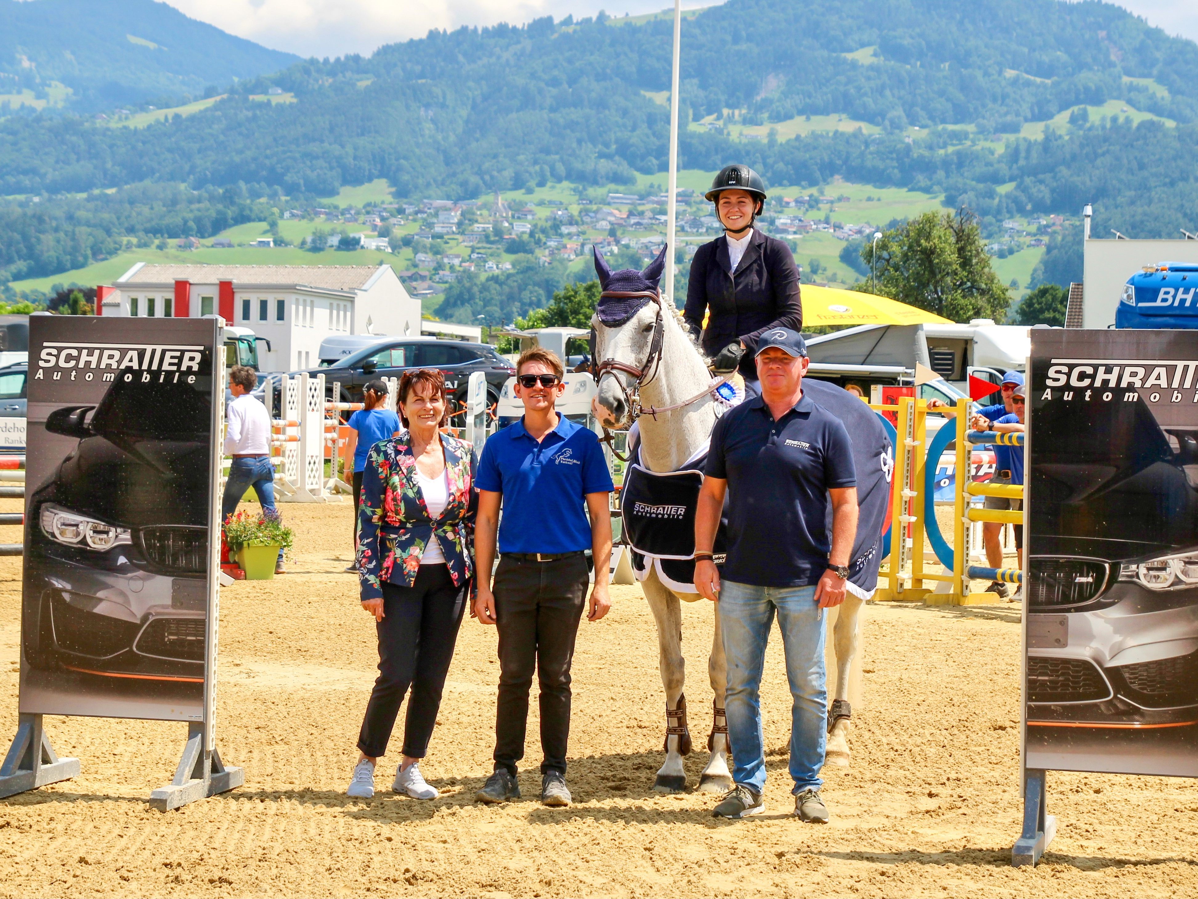 Veranstalter Alexander Bösch (zweiter von links) gratuliert mit Hauptsponsor Norbert Schratter der Siegerin vom GP Rankweil. Veranstalter Alexander Bösch (zweiter von links) gratuliert mit Hauptsponsor Norbert Schratter der Siegerin vom GP Rankweil.