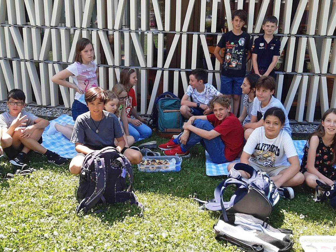 Mit einer gültigen Bibliothekskarte kann man sich ab dieser Woche in der Stadtbibliothek eine Picknickdecke ausleihen. Mit einer gültigen Bibliothekskarte kann man sich ab dieser Woche in der Stadtbibliothek eine Picknickdecke ausleihen.