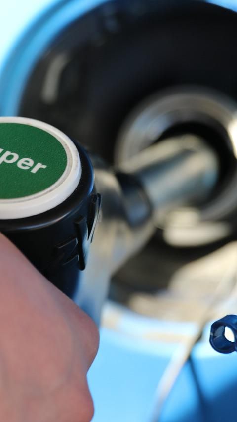 Spritpreise in Deutschland sinken - Anstieg in Österreich.