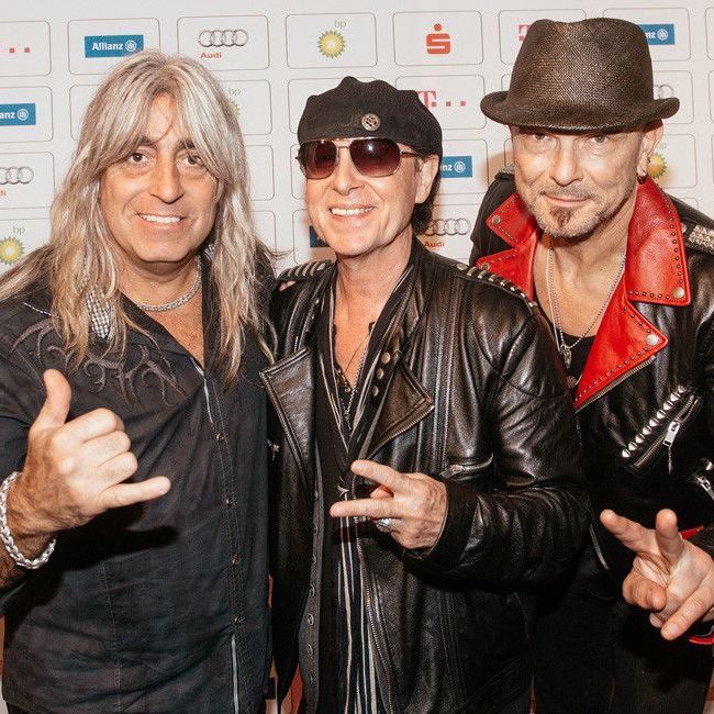 Die Band singt jetzt "Waiting for the wind to change".