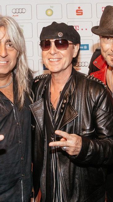 Die Band singt jetzt "Waiting for the wind to change".