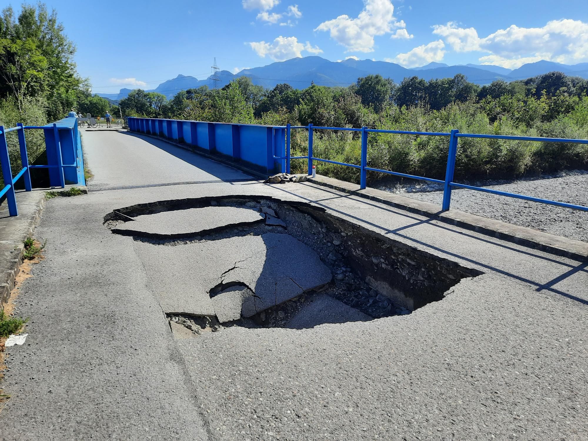 01 Der Starkregen am 19. August hat starke Beschädigungen an der Frutzbrücke verursacht. 01 Der Starkregen am 19. August hat starke Beschädigungen an der Frutzbrücke verursacht.