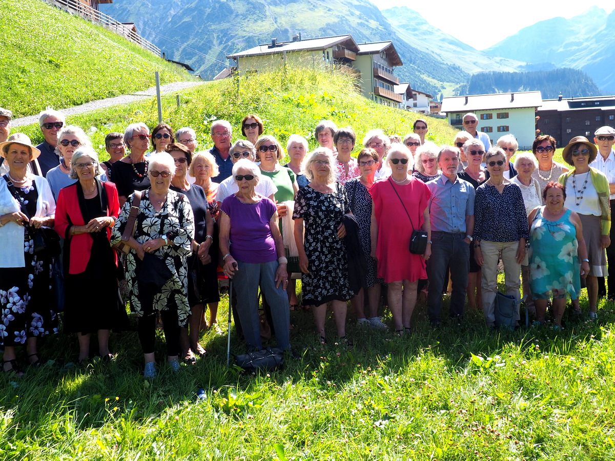 Die Konzertbesucher vor der Bergkulisse des Omeshorn Die Konzertbesucher vor der Bergkulisse des Omeshorn