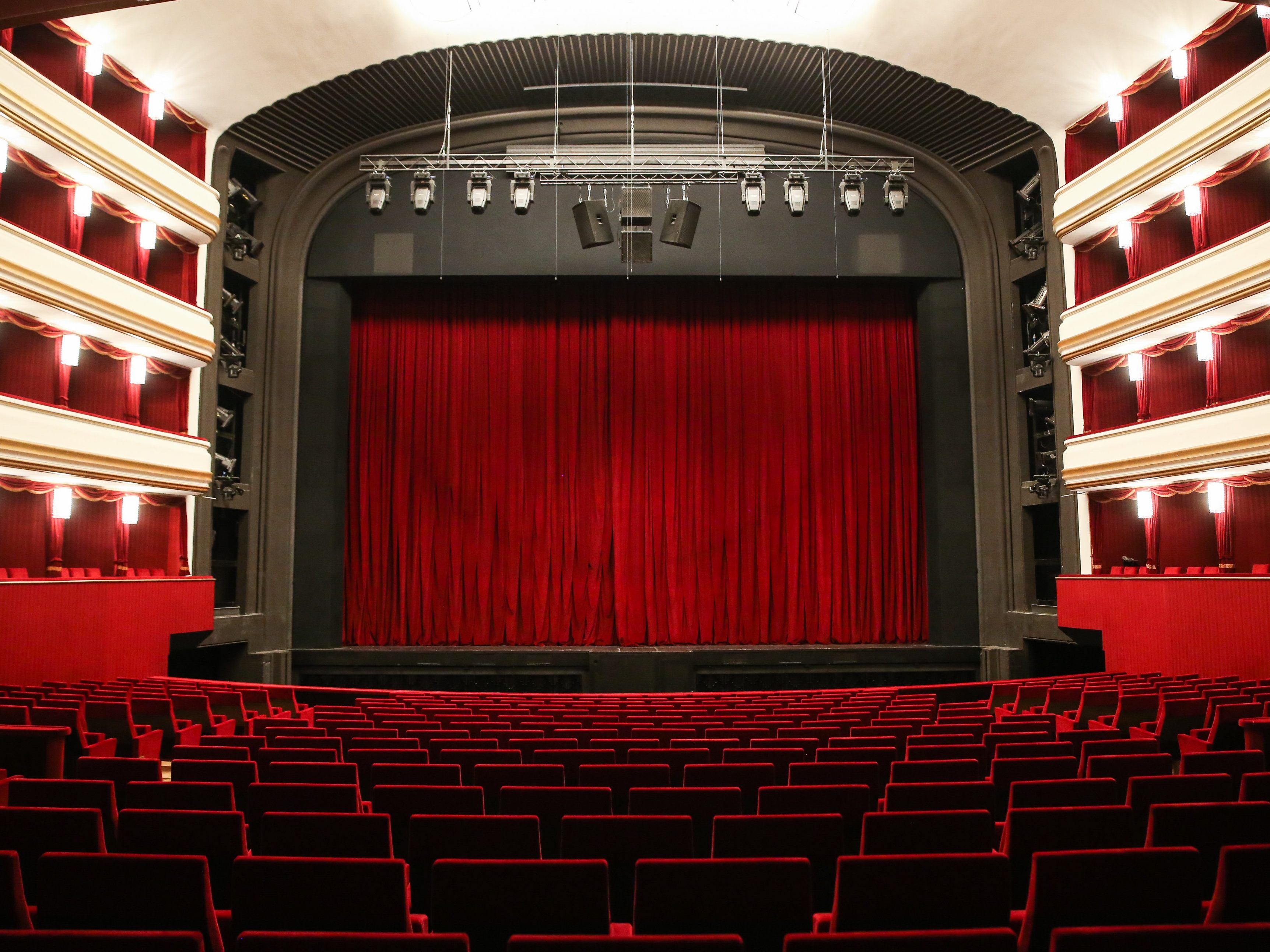Änderung bei Wiener Volksoper: Erneuerte Fassade. Änderung bei Wiener Volksoper: Erneuerte Fassade.