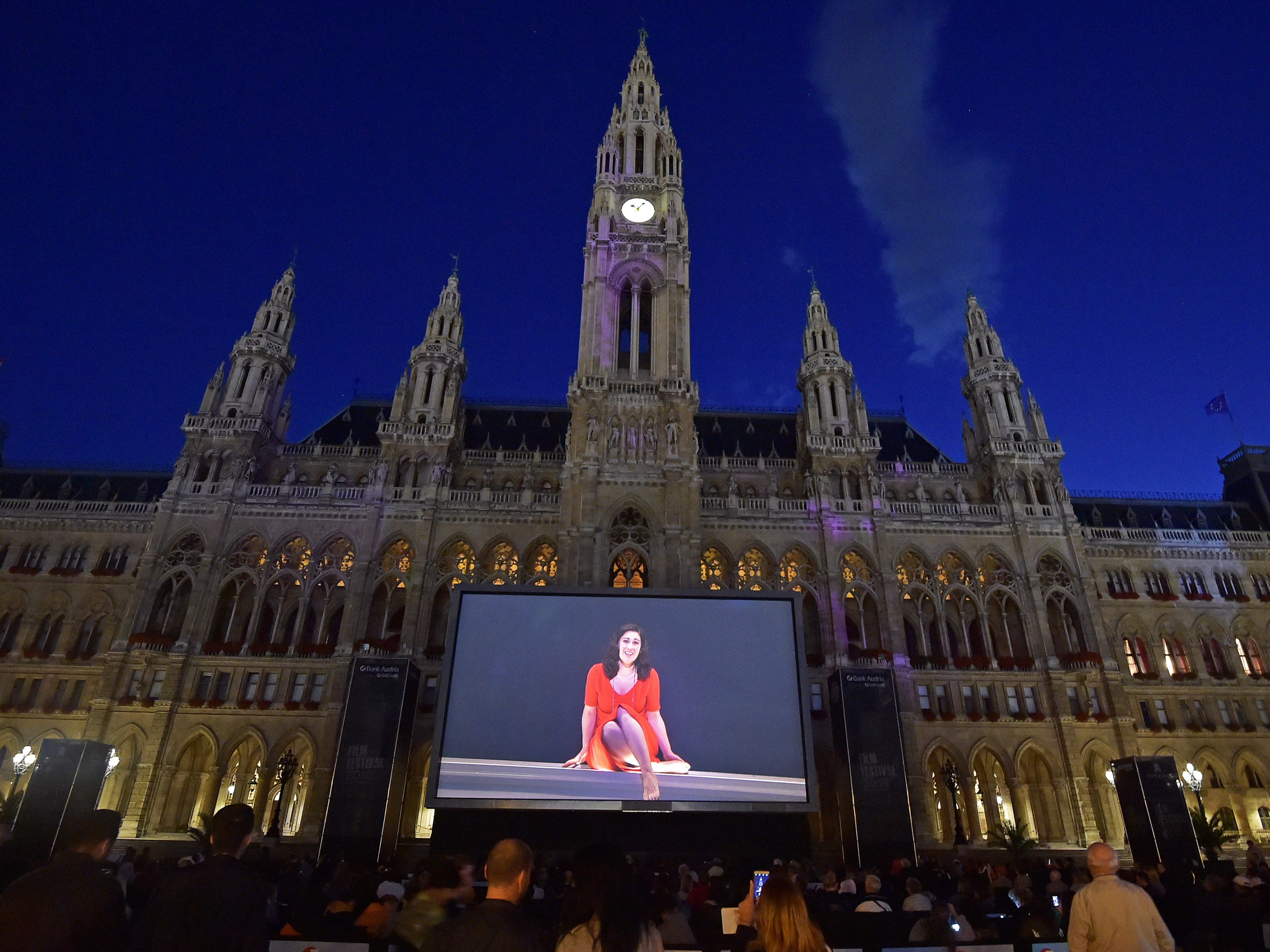 100.000 Gäste besuchten in den ersten 32 Tagen des Events das Film Festival am Wiener Rathausplatz. 100.000 Gäste besuchten in den ersten 32 Tagen des Events das Film Festival am Wiener Rathausplatz.