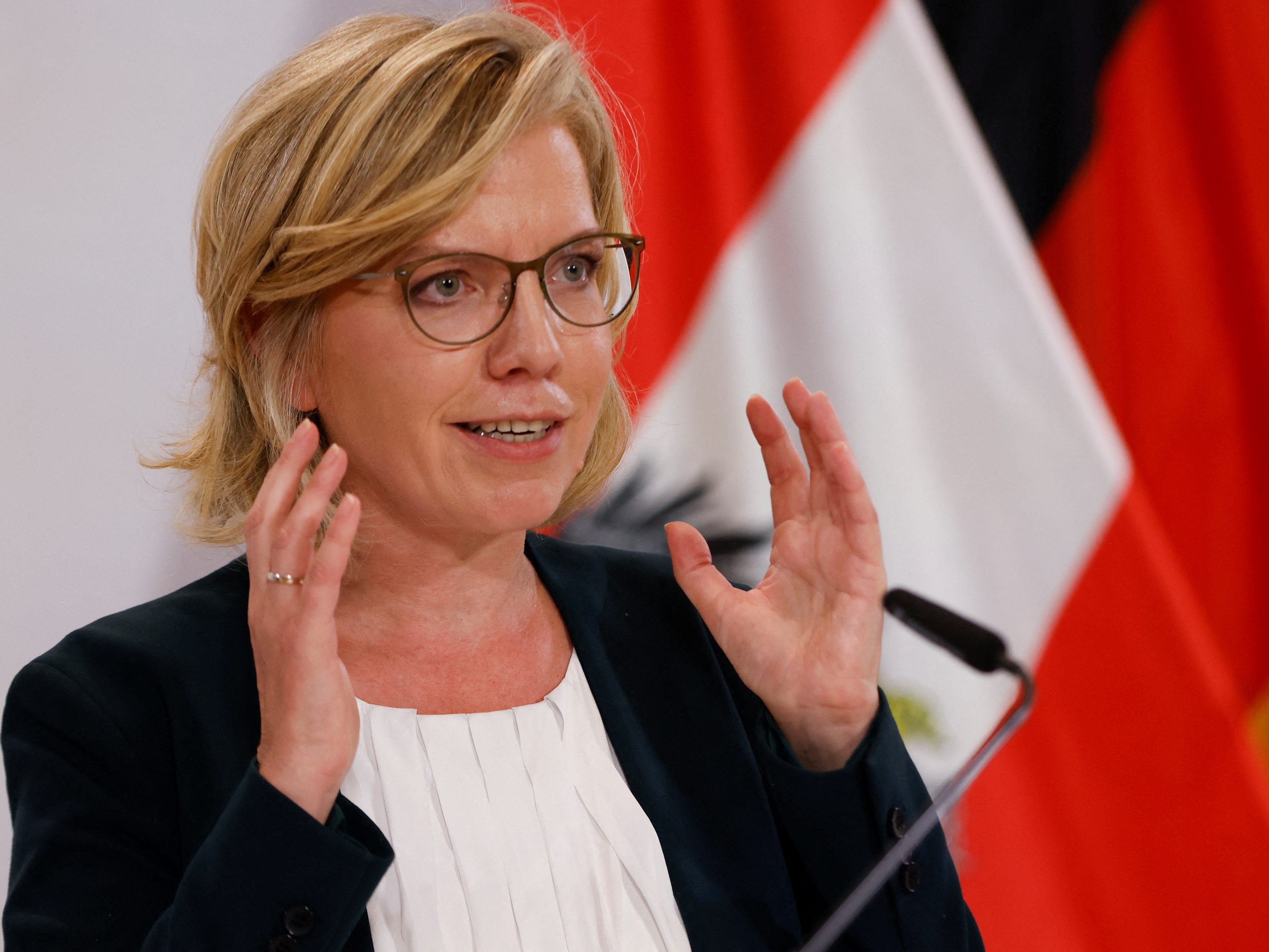 Laut Energieministerin Leonore Gewessler hat die Wien Energie die Regierung um finanzielle Unterstützung gebeten. Laut Energieministerin Leonore Gewessler hat die Wien Energie die Regierung um finanzielle Unterstützung gebeten.