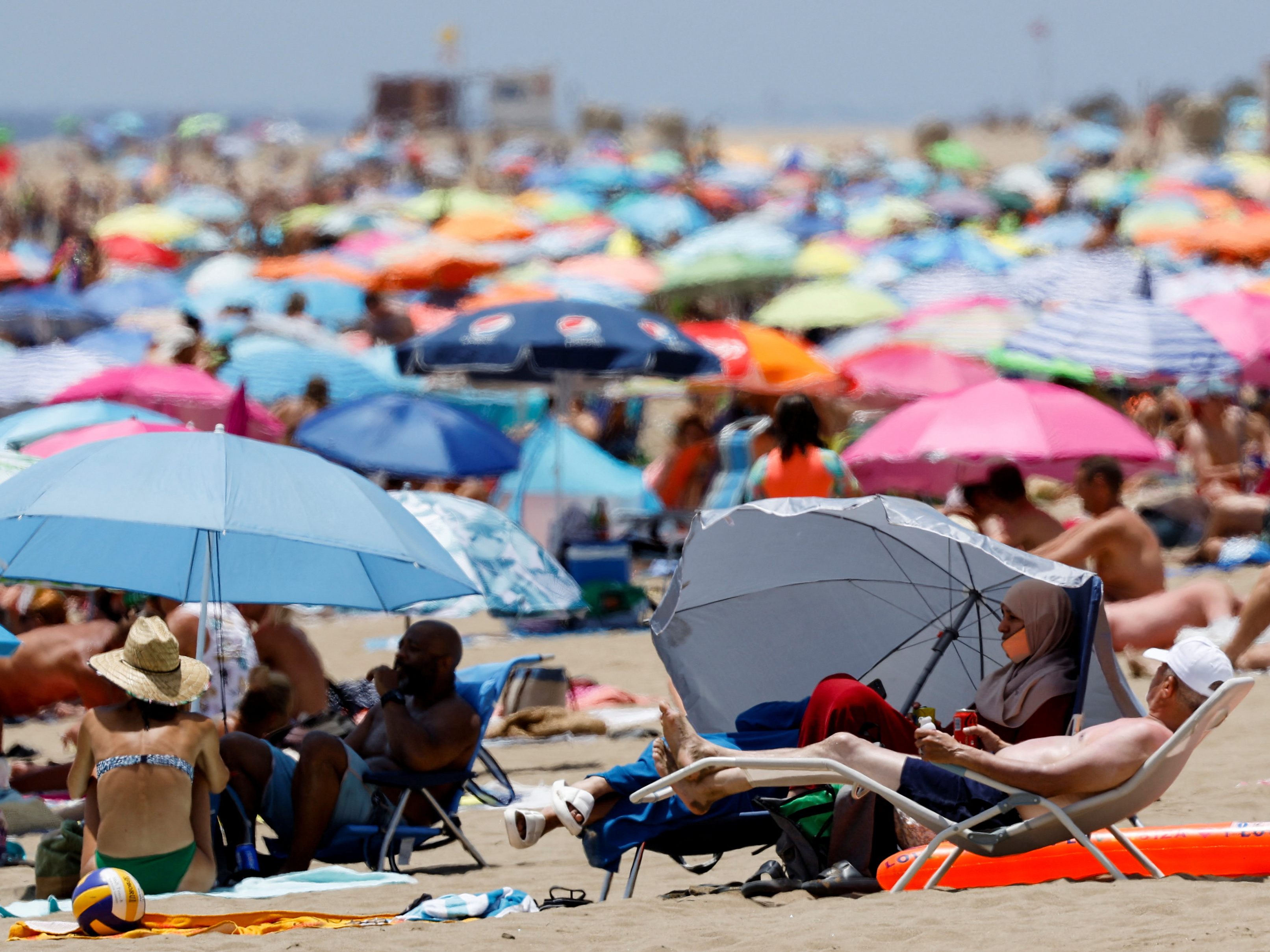 Im Juni besuchten mehr als doppelt so viele ausländische Touristen Spanien. Im Juni besuchten mehr als doppelt so viele ausländische Touristen Spanien.