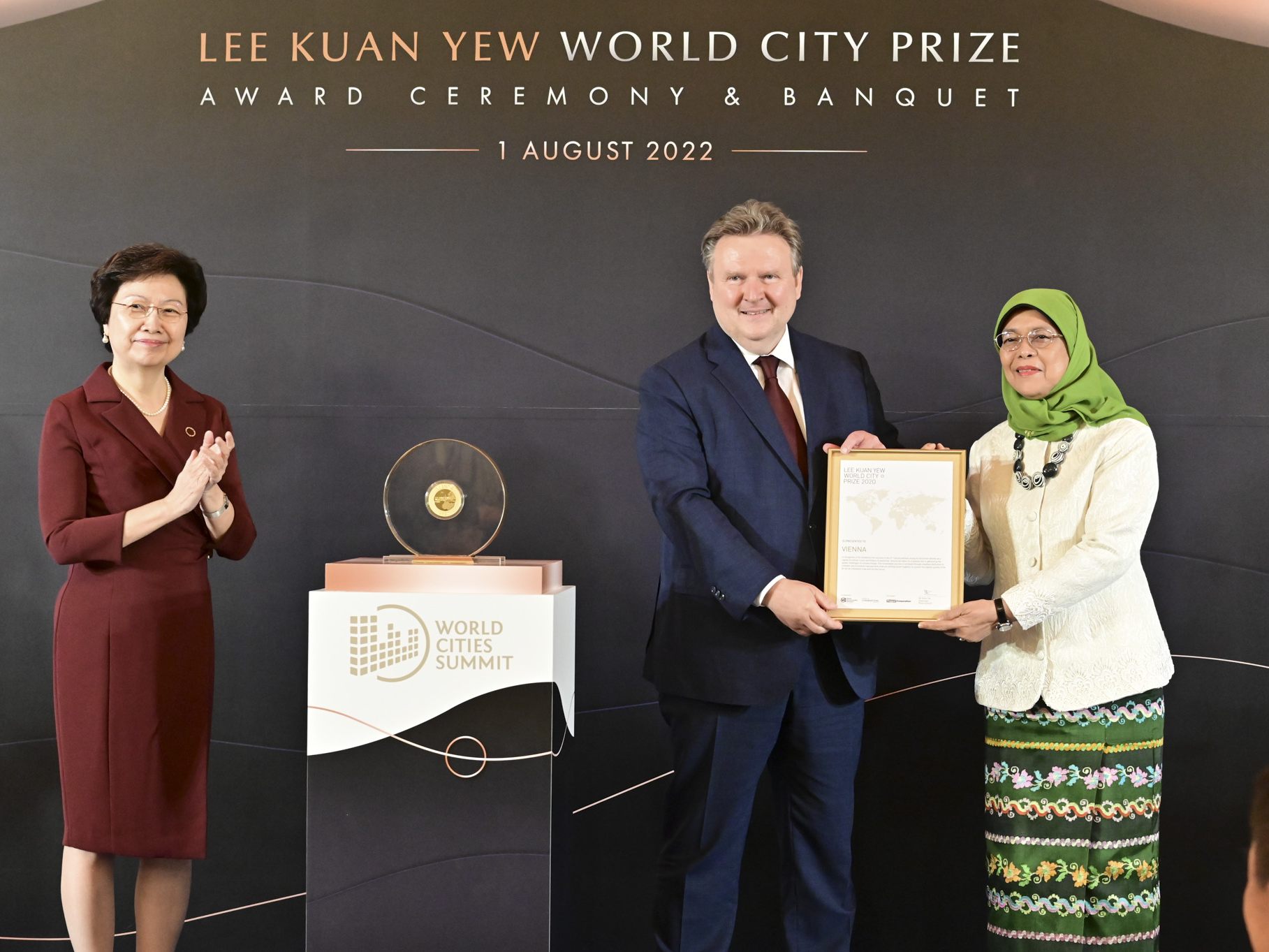 Wiens Bürgermeister Ludwig nahm die Auszeichnung in Singapur entgegen. Wiens Bürgermeister Ludwig nahm die Auszeichnung in Singapur entgegen.