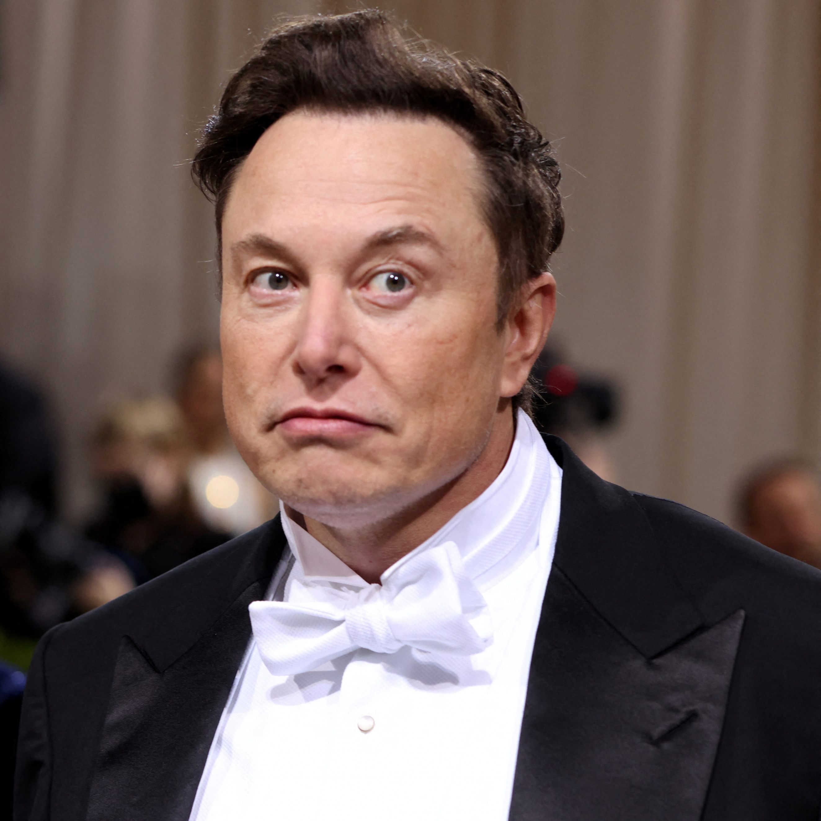 Elon Musk verkauft Tesla-Aktien zur Finanzierung von "Zwangs"-Twitter-Deal.