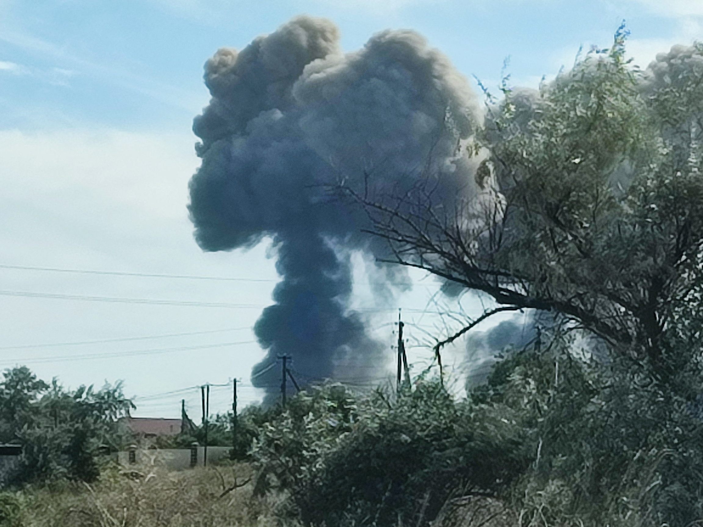 Videos zeigten große Rauchwolken nach den Explosionen auf der Krim. Videos zeigten große Rauchwolken nach den Explosionen auf der Krim.