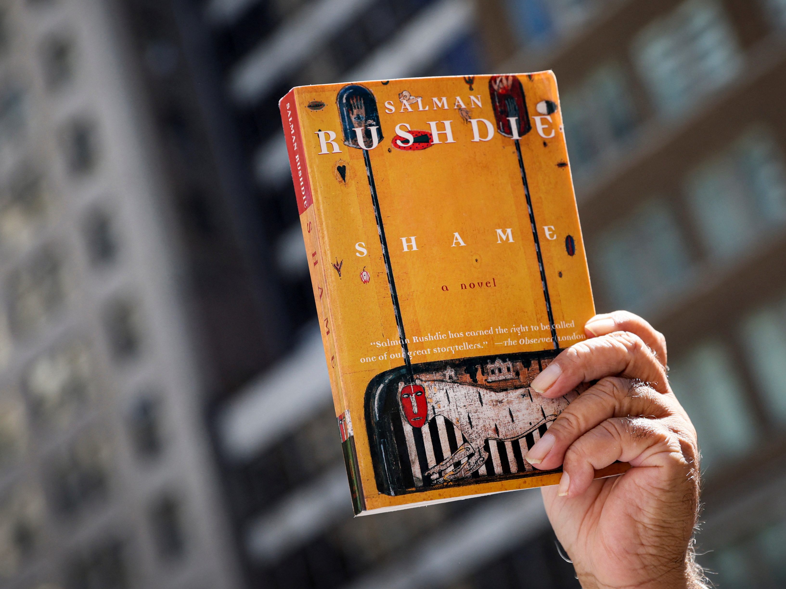 Das Interesse an Rushdies Werken ist seit der Attacke auf den Autor bei einer Lesung in Amerika stark gestiegen. Das Interesse an Rushdies Werken ist seit der Attacke auf den Autor bei einer Lesung in Amerika stark gestiegen.