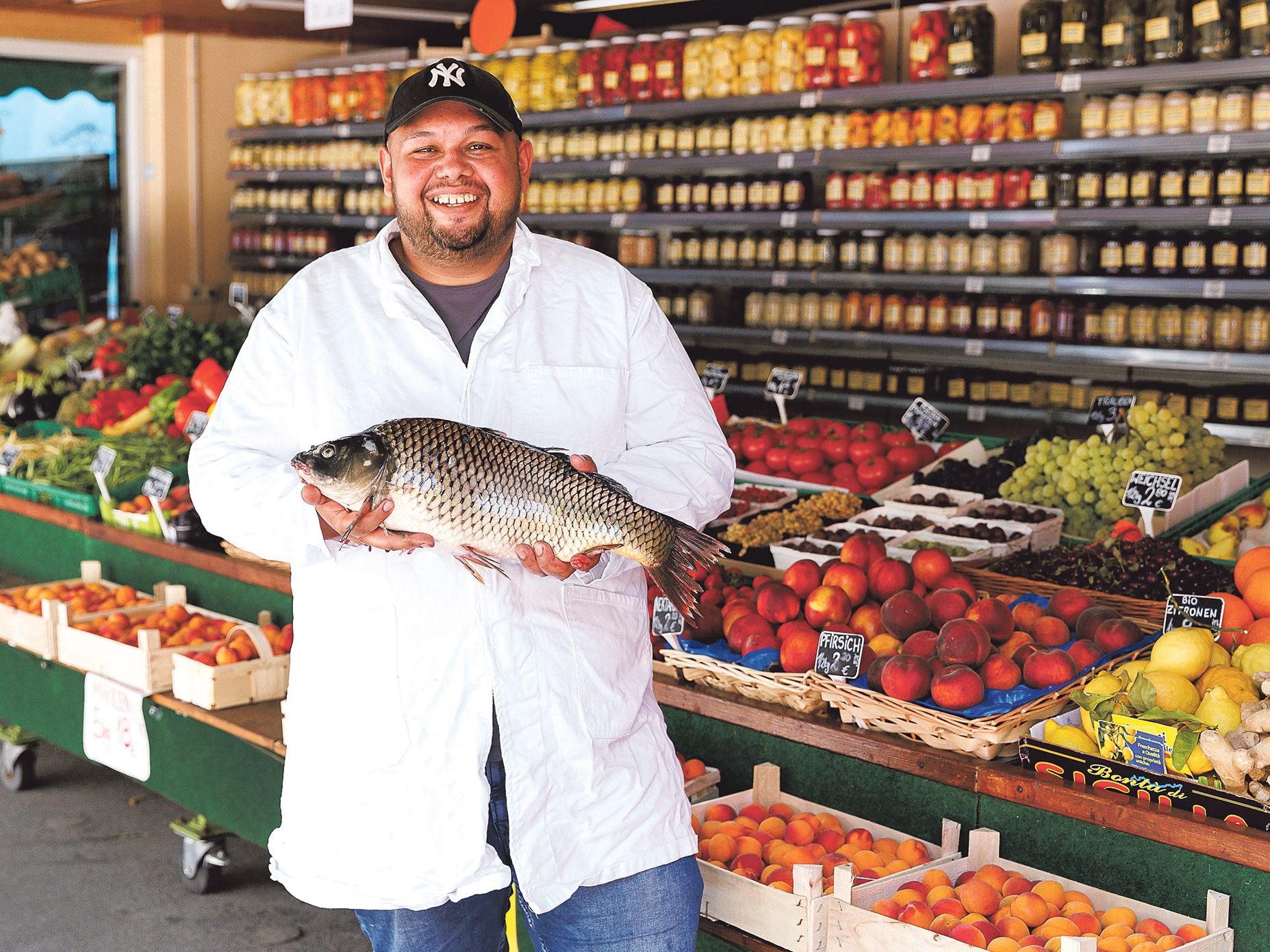 Der Karpfenkönig Danijel Jankovic vom Floridsdorfer Markt in Wien. Der Karpfenkönig Danijel Jankovic vom Floridsdorfer Markt in Wien.