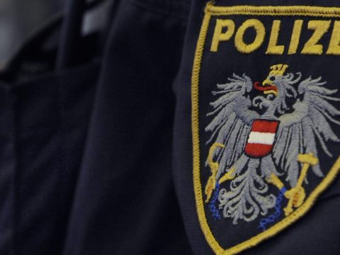 Bei dem gesuchten Mann soll es sich um einen szenebekannten Neonazi handeln. Bei dem gesuchten Mann soll es sich um einen szenebekannten Neonazi handeln.