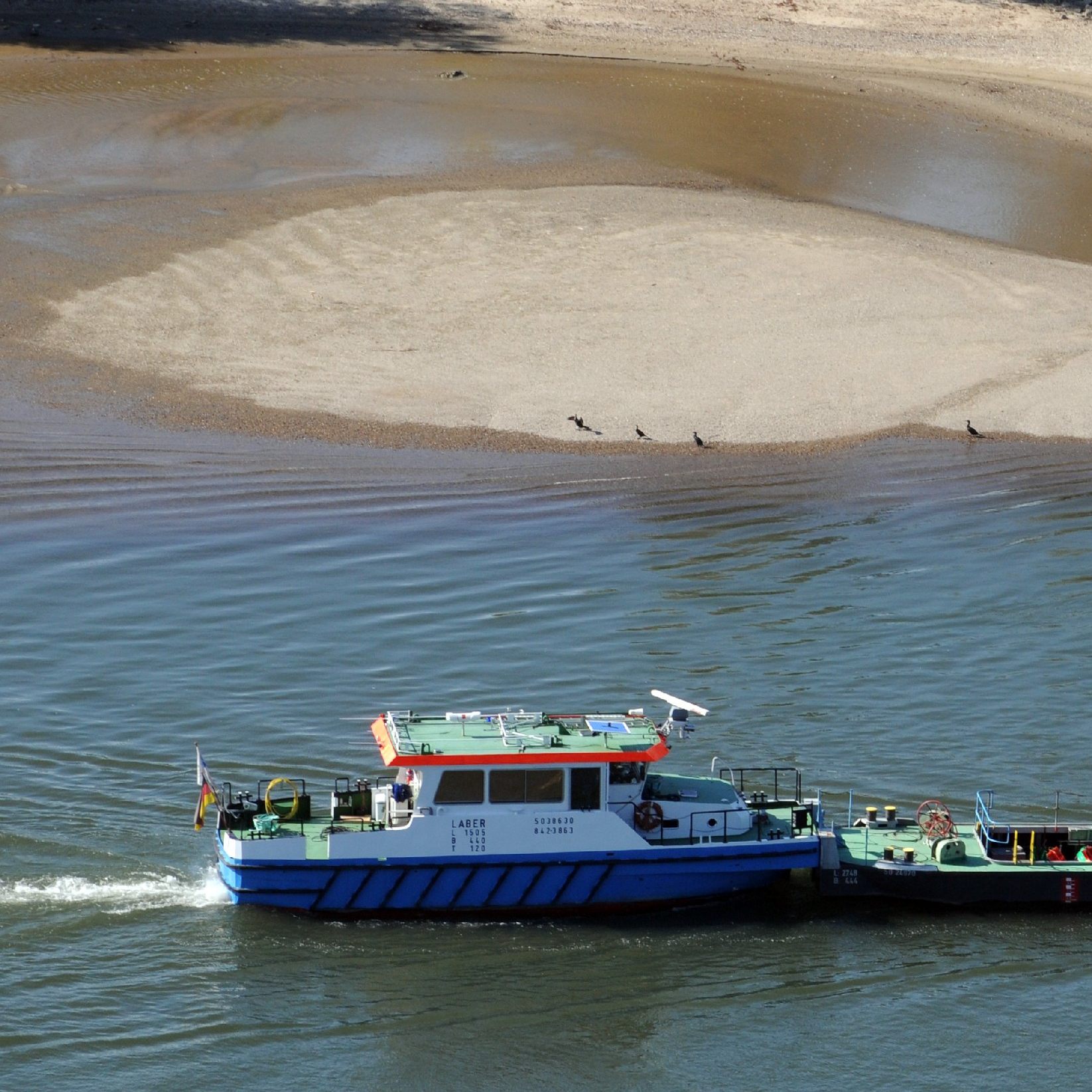 Niedrigwasser behindert derzeit die Güterschiffahrt auch auf der Donau.