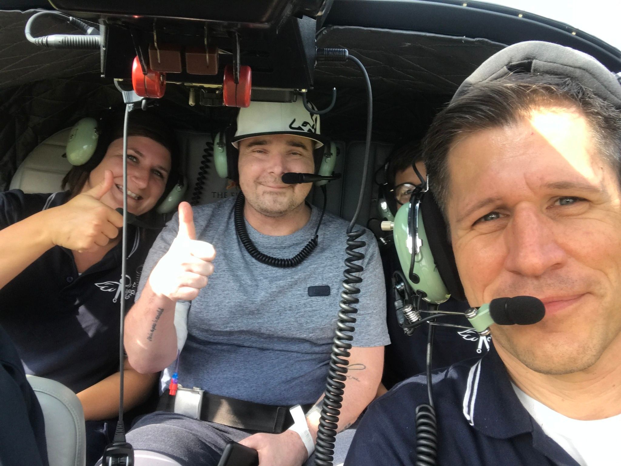 Der todkranke Markus (m.) konnte sich mit dem Heli-Flug seinen sehnlichsten Herzenswunsch erfüllen. Der todkranke Markus (m.) konnte sich mit dem Heli-Flug seinen sehnlichsten Herzenswunsch erfüllen.