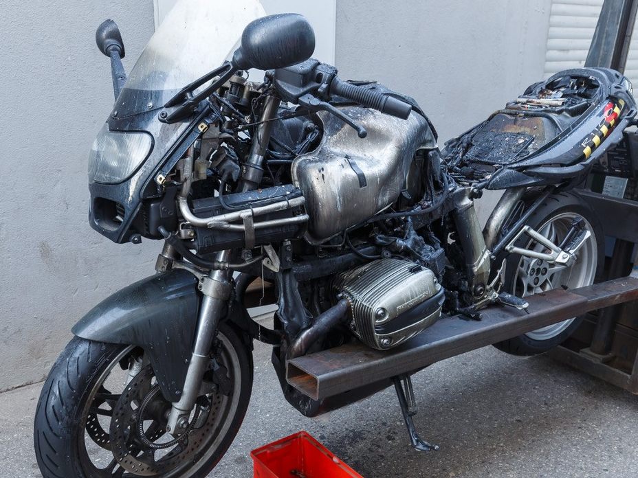 Das Motorrad ist ein Totalschaden. Das Motorrad ist ein Totalschaden.