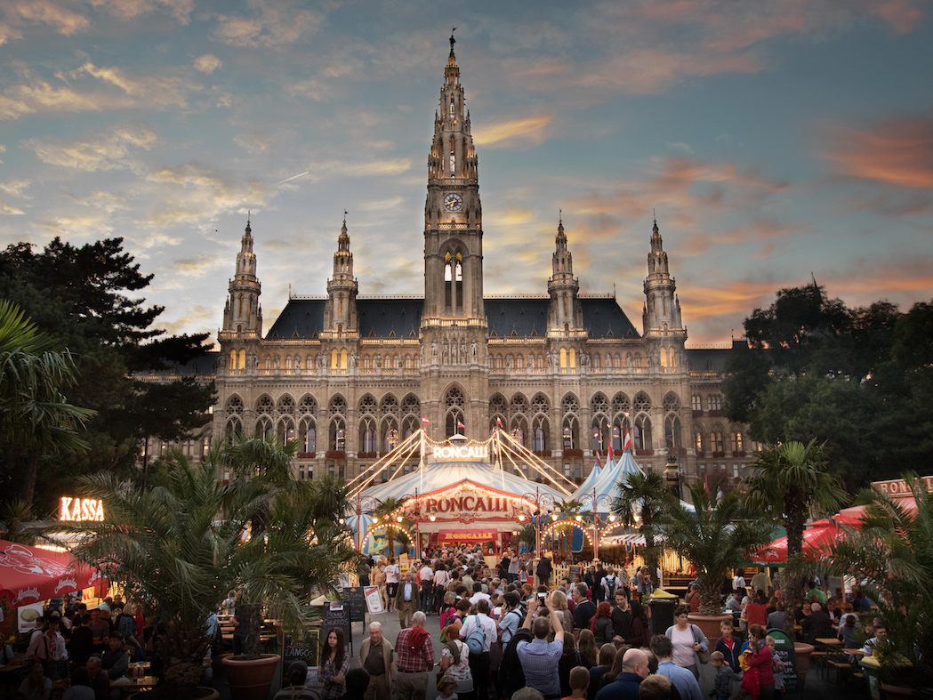 Wiener Rathausplatz: Circus Roncalli kommt. Wiener Rathausplatz: Circus Roncalli kommt.