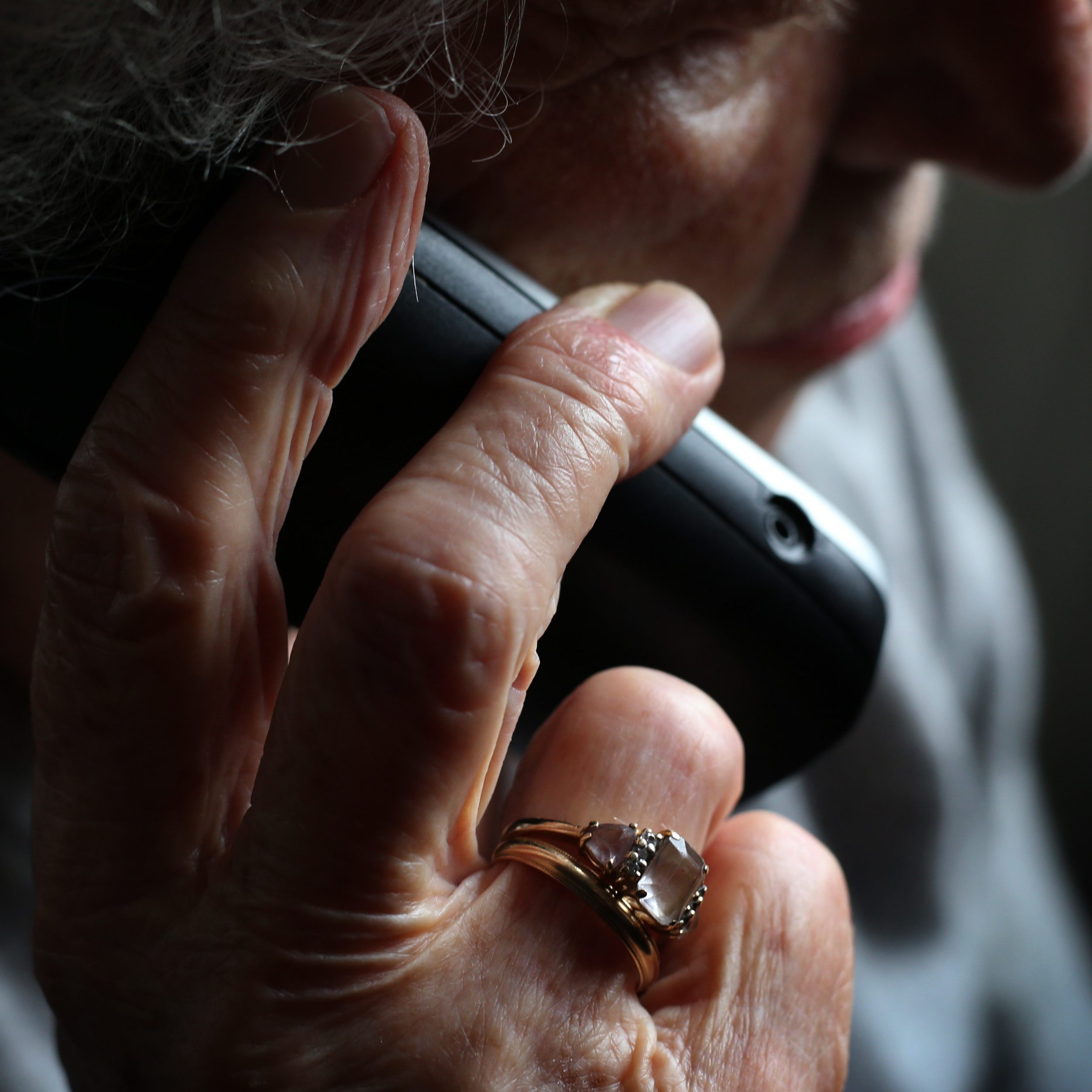 Das Land Niederösterreich fördert sogenannte Notruftelefone für ältere kranke oder pflegebedürftige Menschen.