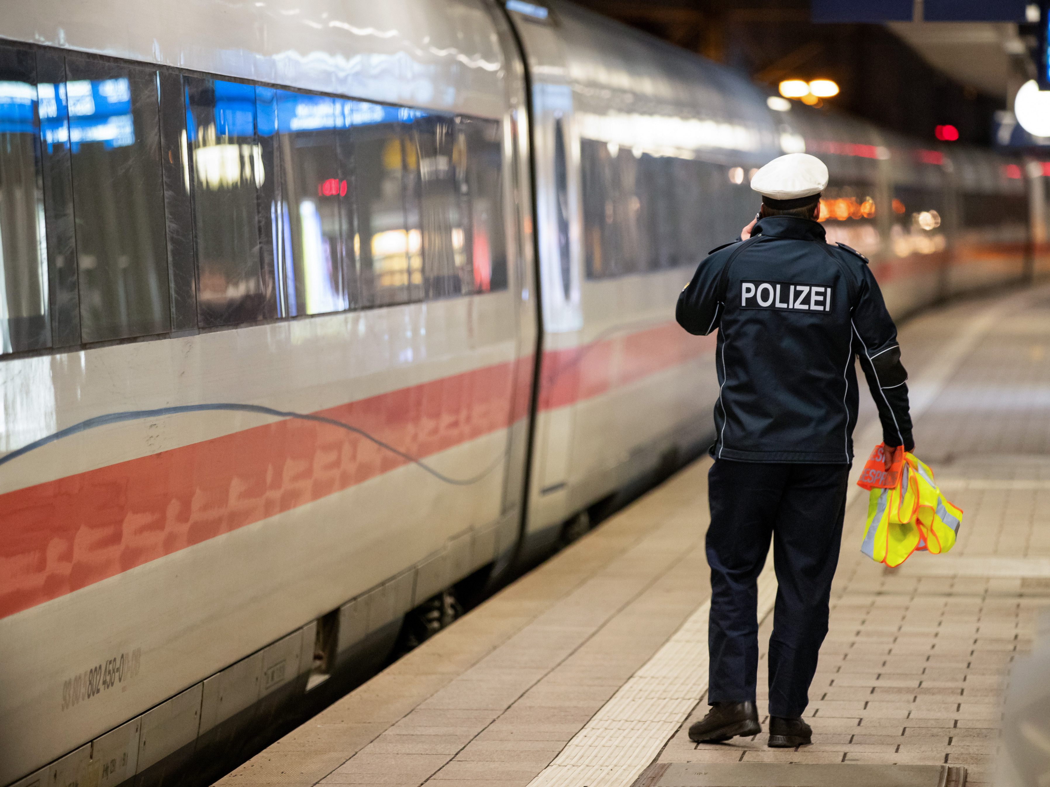 Die Polizei nahm den aggressiven Wiener fest. Die Polizei nahm den aggressiven Wiener fest.