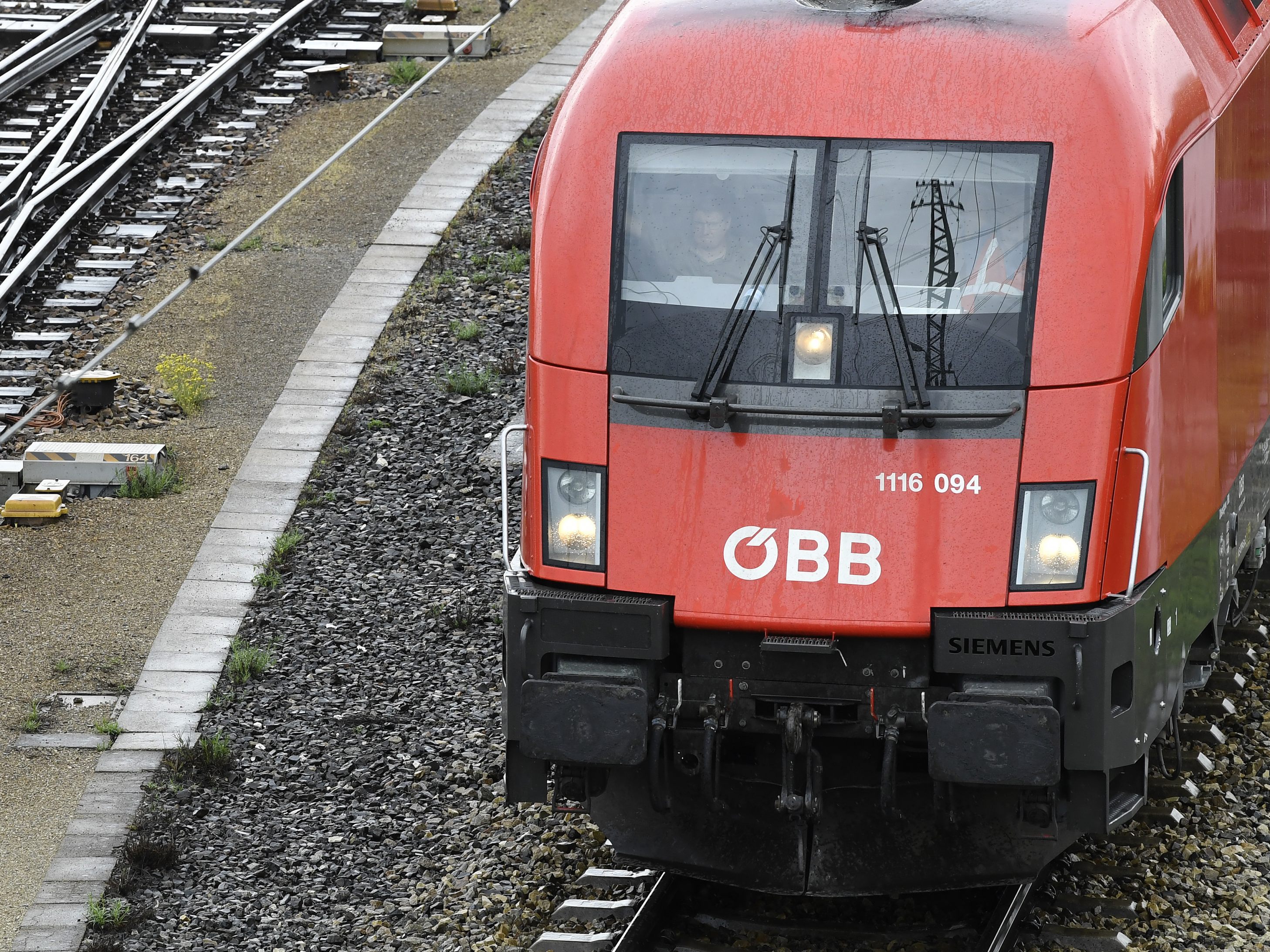 Die Südbahnstrecke ist nach der Entgleisung voraussichtlich bis zum Nachmittag gesperrt. Die Südbahnstrecke ist nach der Entgleisung voraussichtlich bis zum Nachmittag gesperrt.