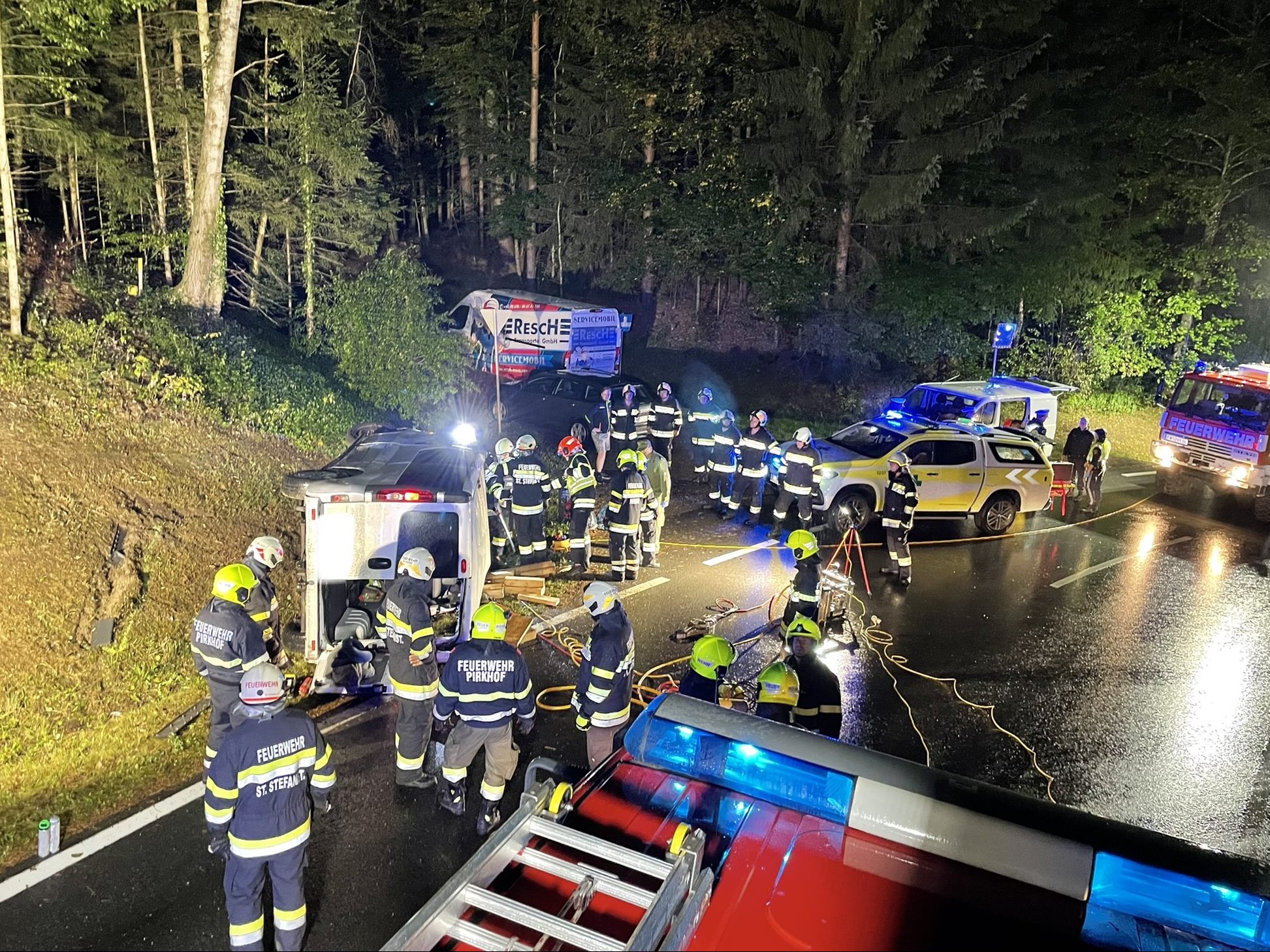 Am Dienstag kam es zu einem schweren Busunfall in der Steiermark, bei dem eine Frau starb und fünf Menschen verletzt wurden. Am Dienstag kam es zu einem schweren Busunfall in der Steiermark, bei dem eine Frau starb und fünf Menschen verletzt wurden.