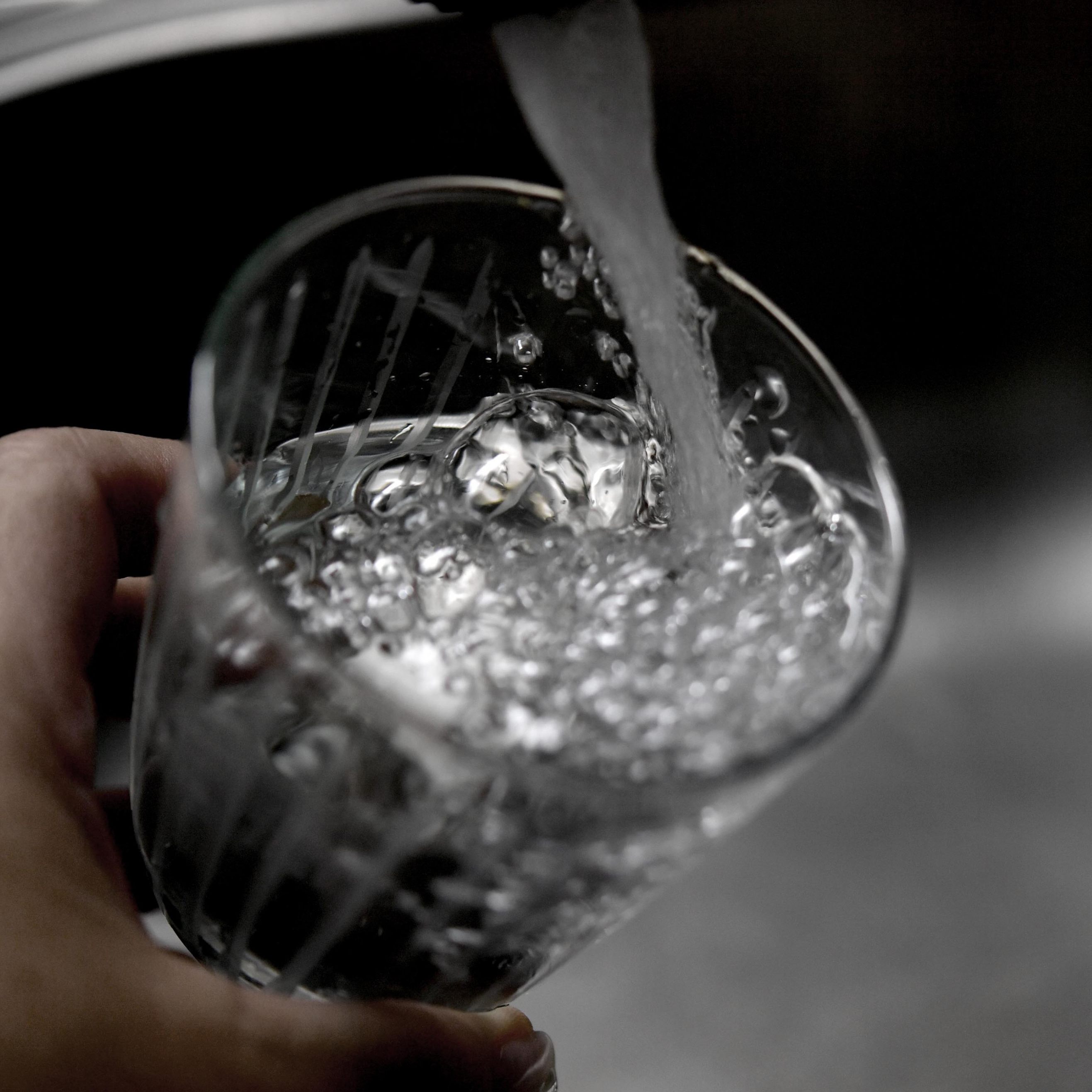 Laut einer Studie wird Trinkwasser durch den Klimawandel vermehrt durch Flusswasser verunreinigt.