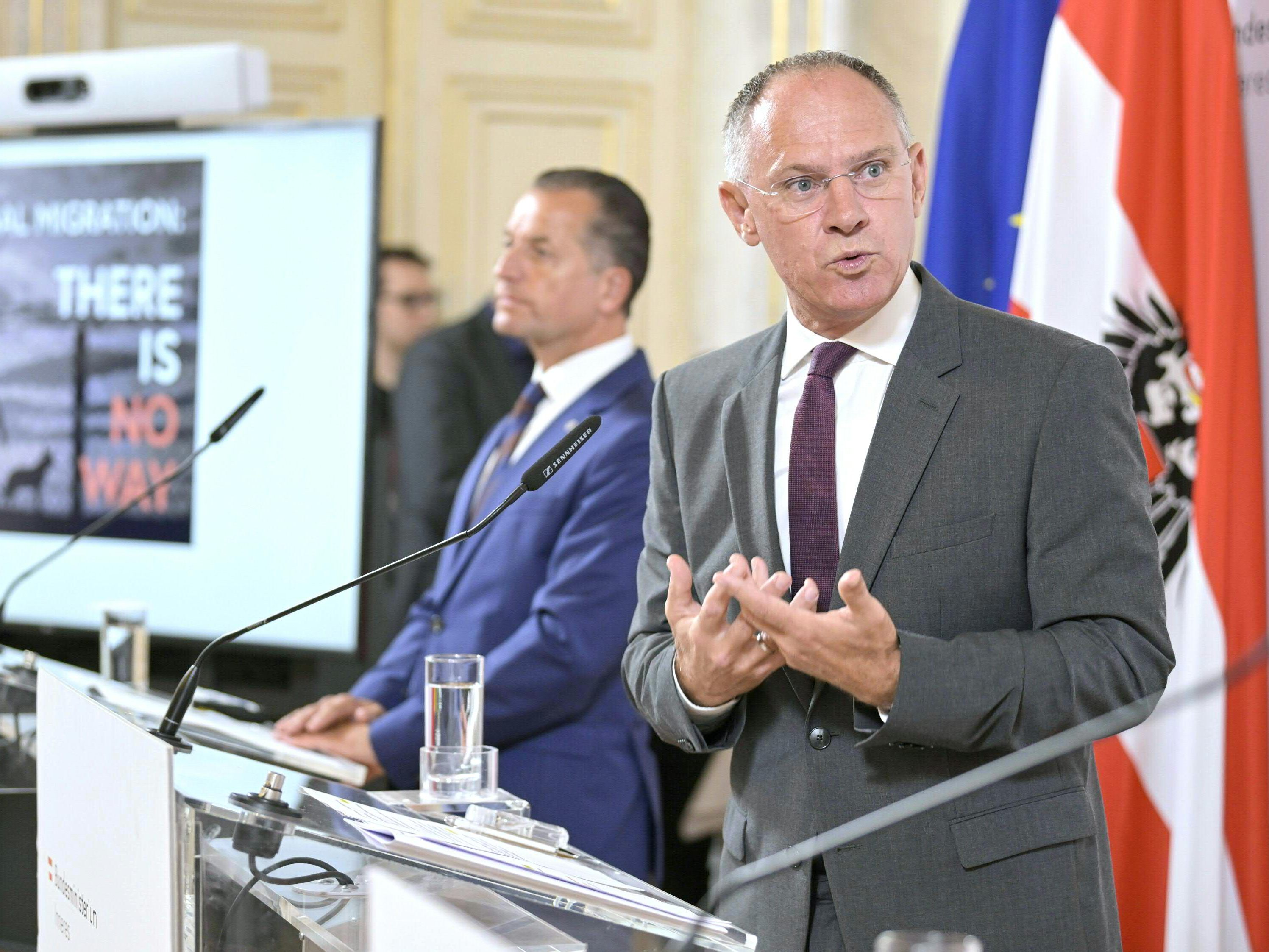 Innenminister Gerhard Karner (ÖVP) präsentierte am Dienstag eine Online-Kampagne gegen Schlepper. Innenminister Gerhard Karner (ÖVP) präsentierte am Dienstag eine Online-Kampagne gegen Schlepper.