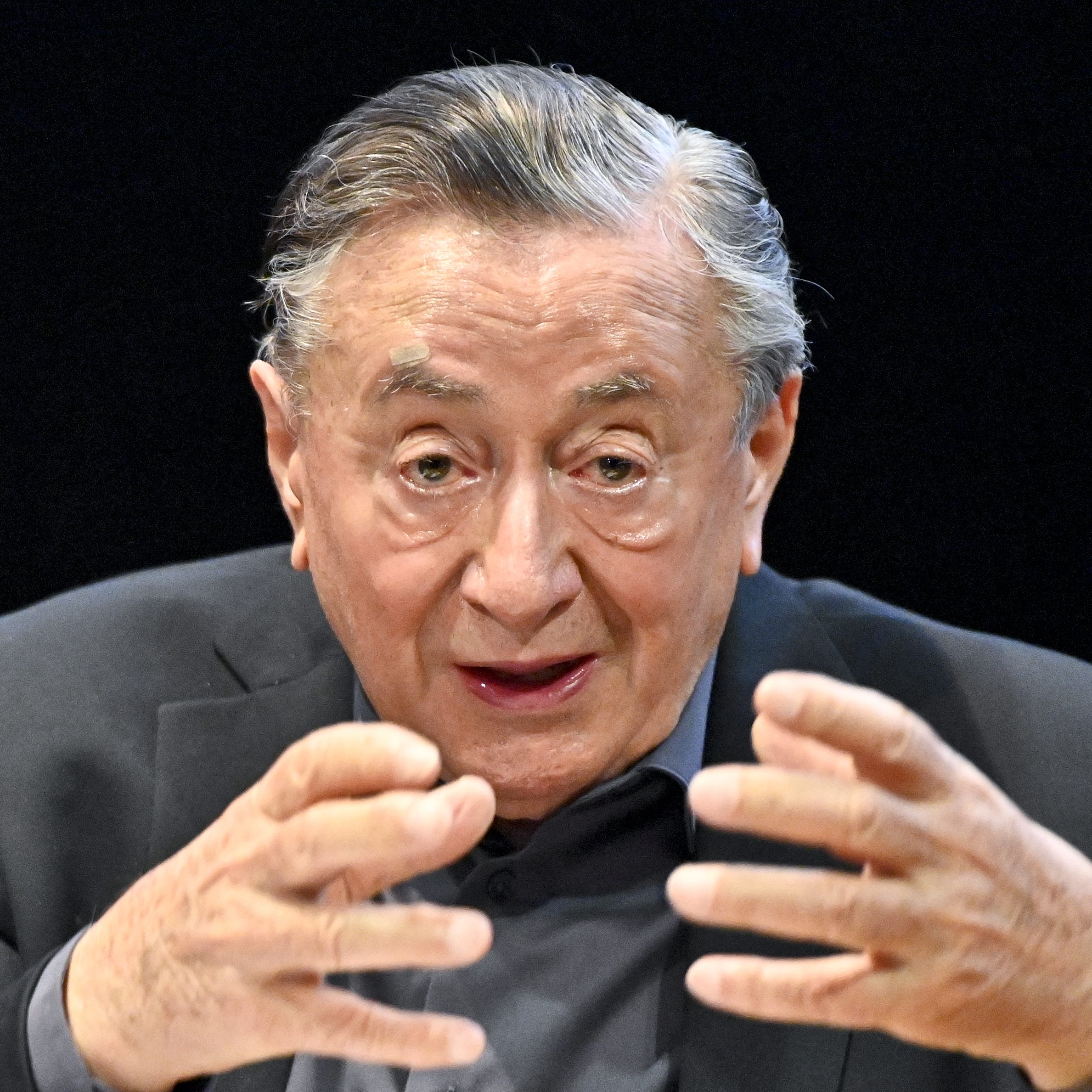 Richard Lugner geht mit der Zeit und ist nun auch auf Tik Tok.