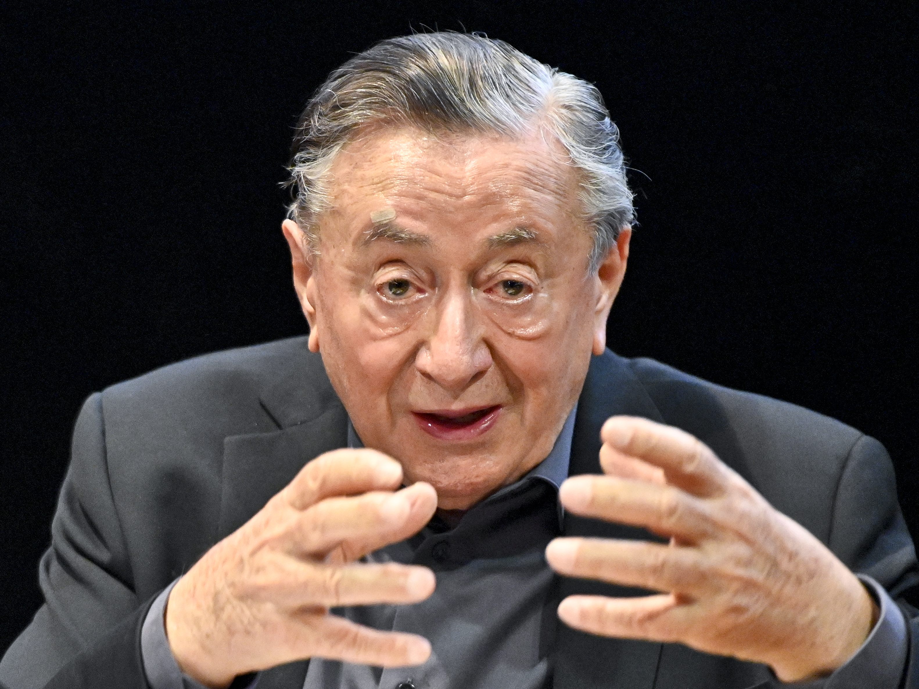 Richard Lugner geht mit der Zeit und ist nun auch auf Tik Tok.