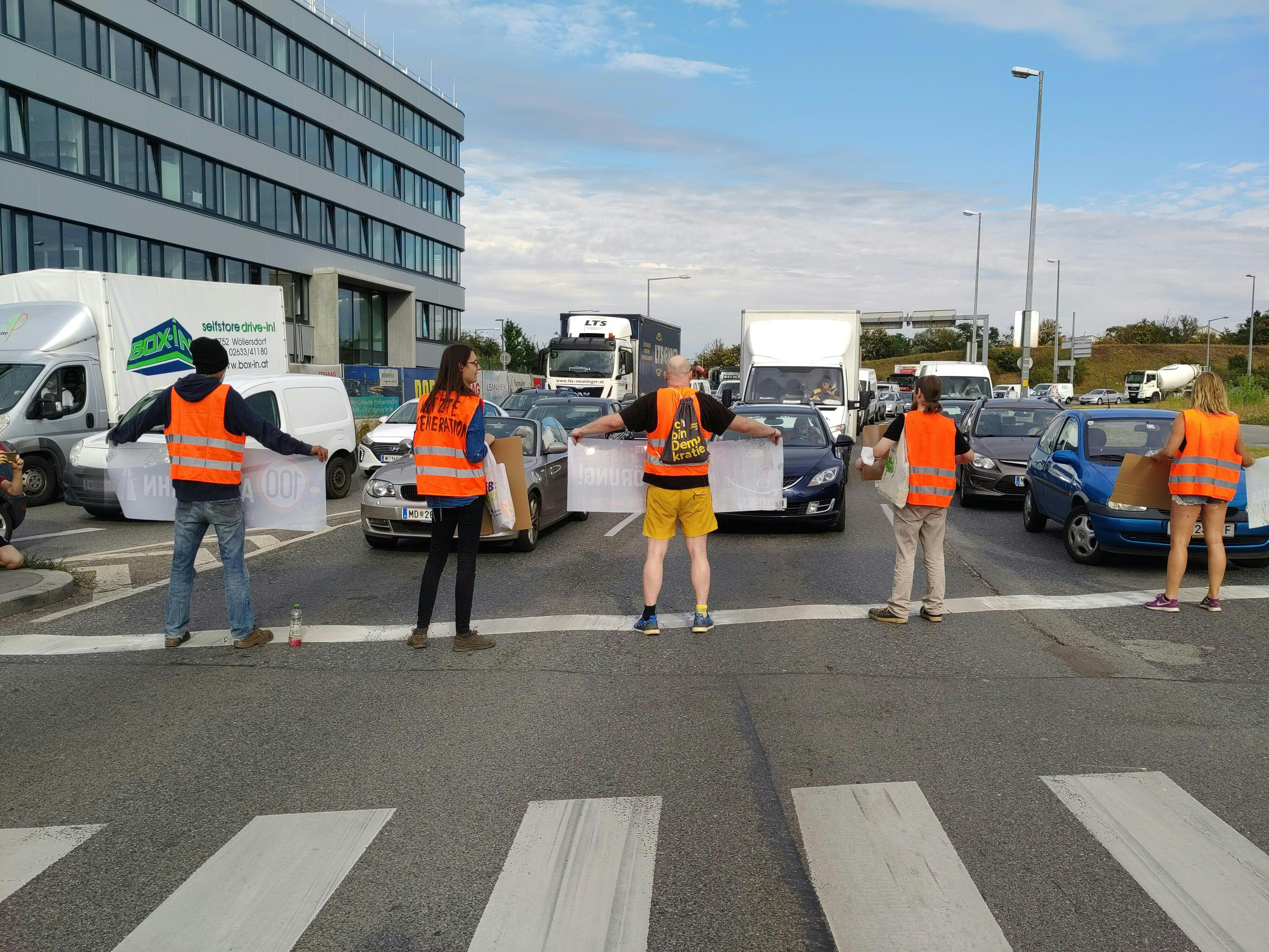 Die Polizei löste die Blockade der Klimaaktivisten am Verteilerkreis auf.