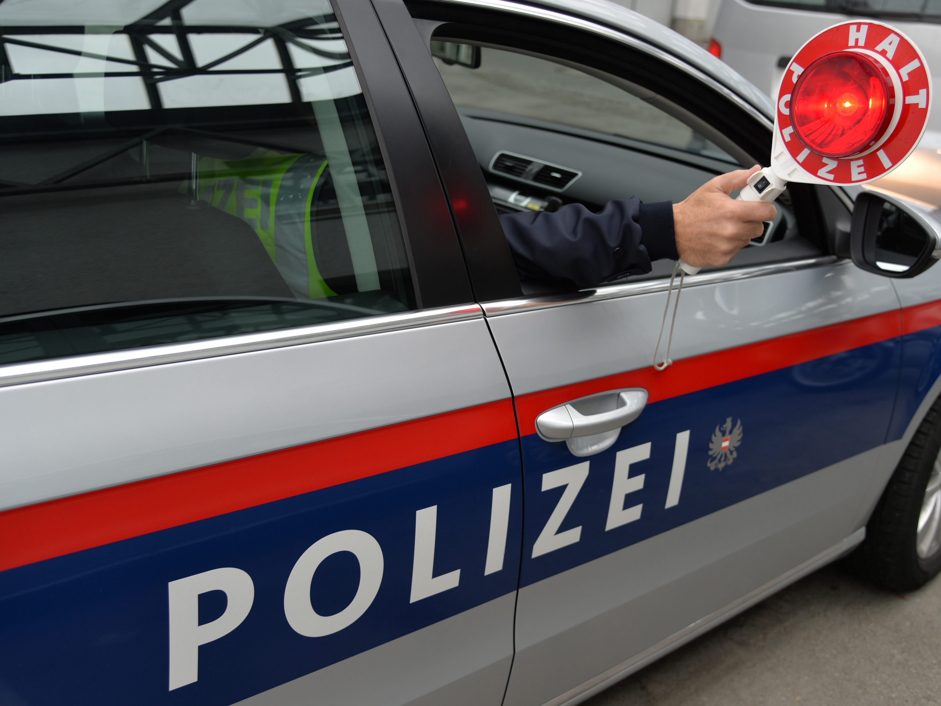 Die Wiener Polizei hat bei einem Verkehrsschwerpunkt Taxifahrer in der Bundeshauptstadt kontrolliert. Die Wiener Polizei hat bei einem Verkehrsschwerpunkt Taxifahrer in der Bundeshauptstadt kontrolliert.