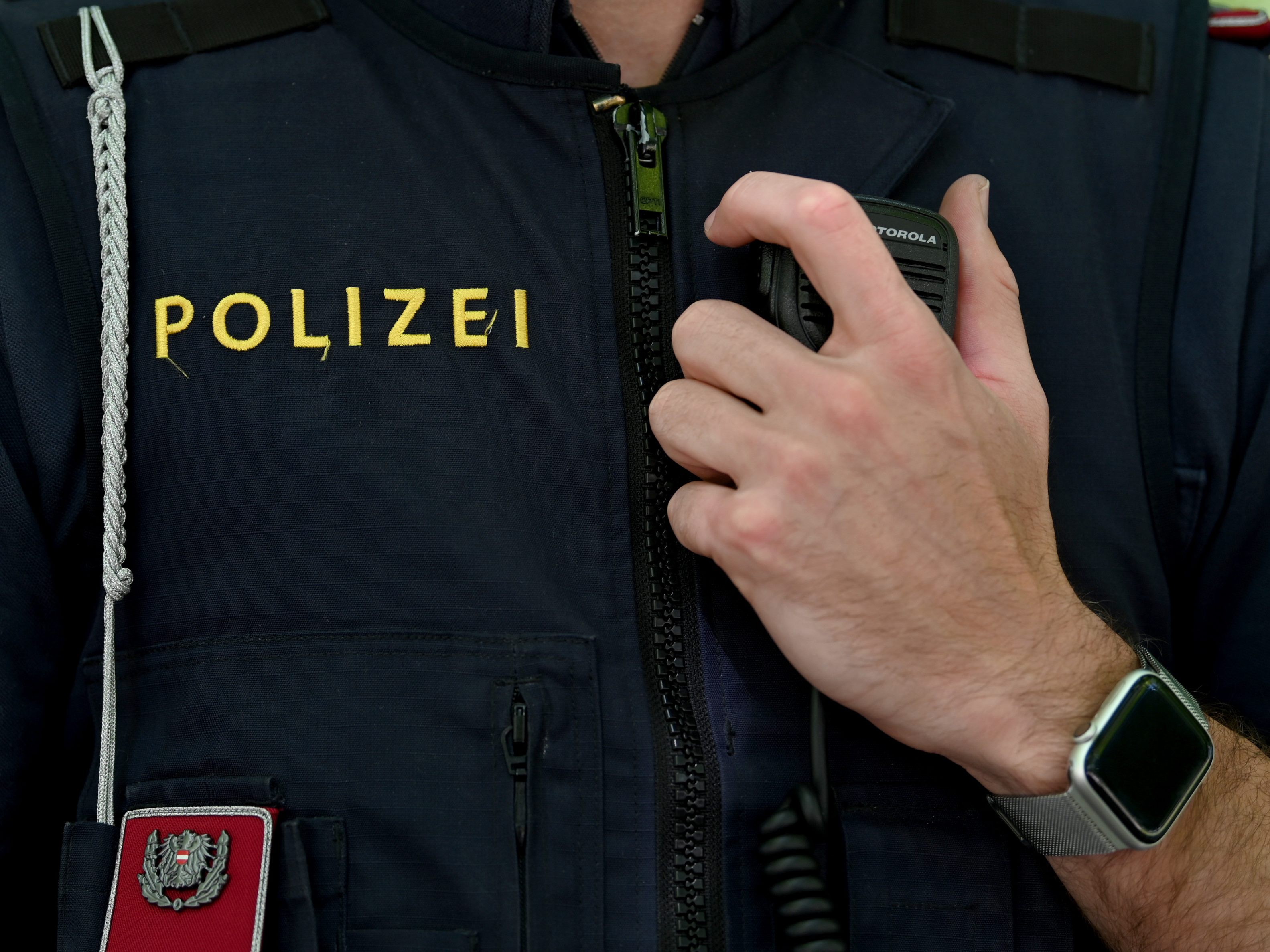 Die Wiener Polizei fahndet nach einem Tankstellen-Räuber in Liesing.