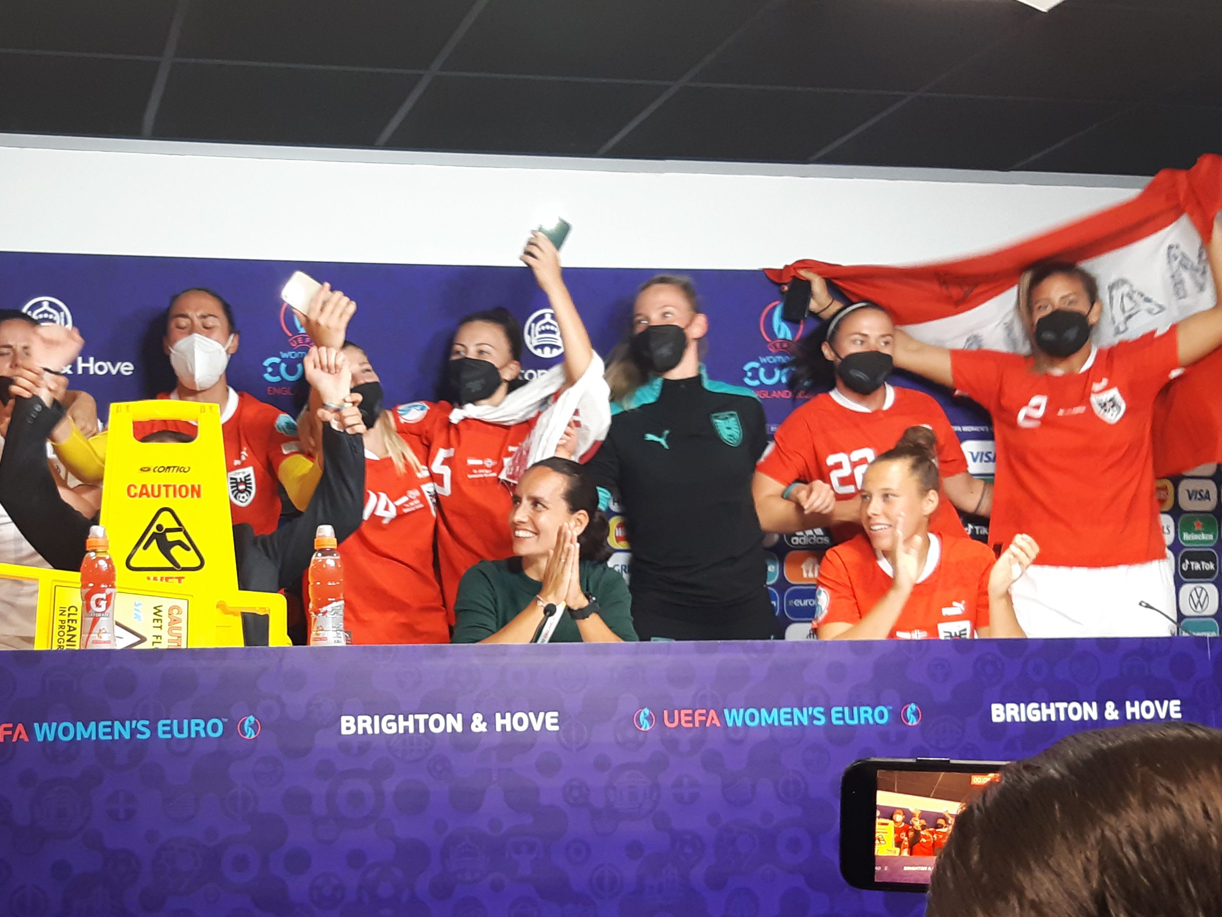 Die ÖFB-Frauen verbessern sich nach dem EM-Viertelfinale in der Weltrangliste auf Platz 20. Die ÖFB-Frauen verbessern sich nach dem EM-Viertelfinale in der Weltrangliste auf Platz 20.
