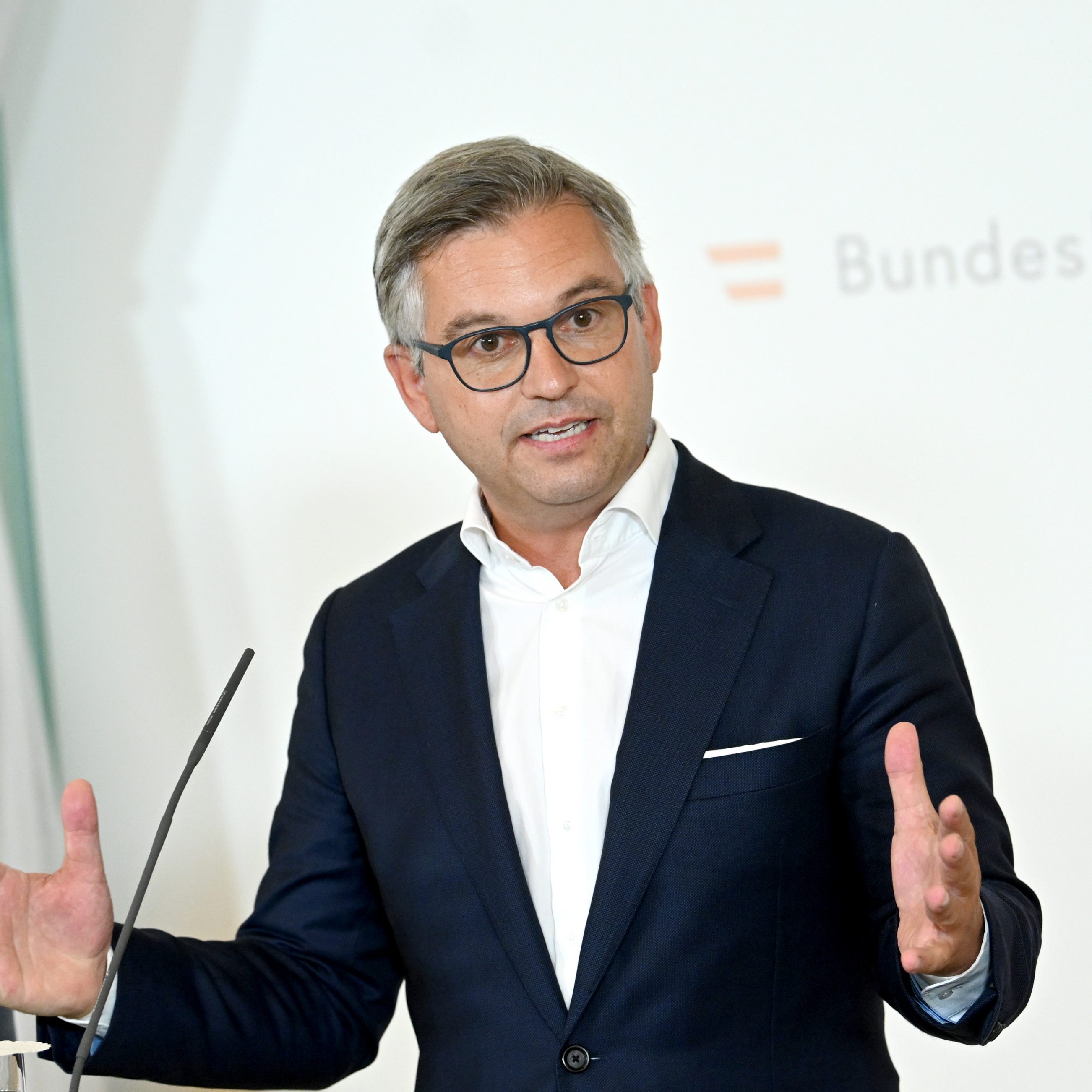 Familienministerin Susanne Raab (ÖVP) und Finanzminister Magnus Brunner (ÖVP) gaben heute den "Startschuss" zur Auszahlung der Familien-Unterstützung aufgrund der Teuerung.