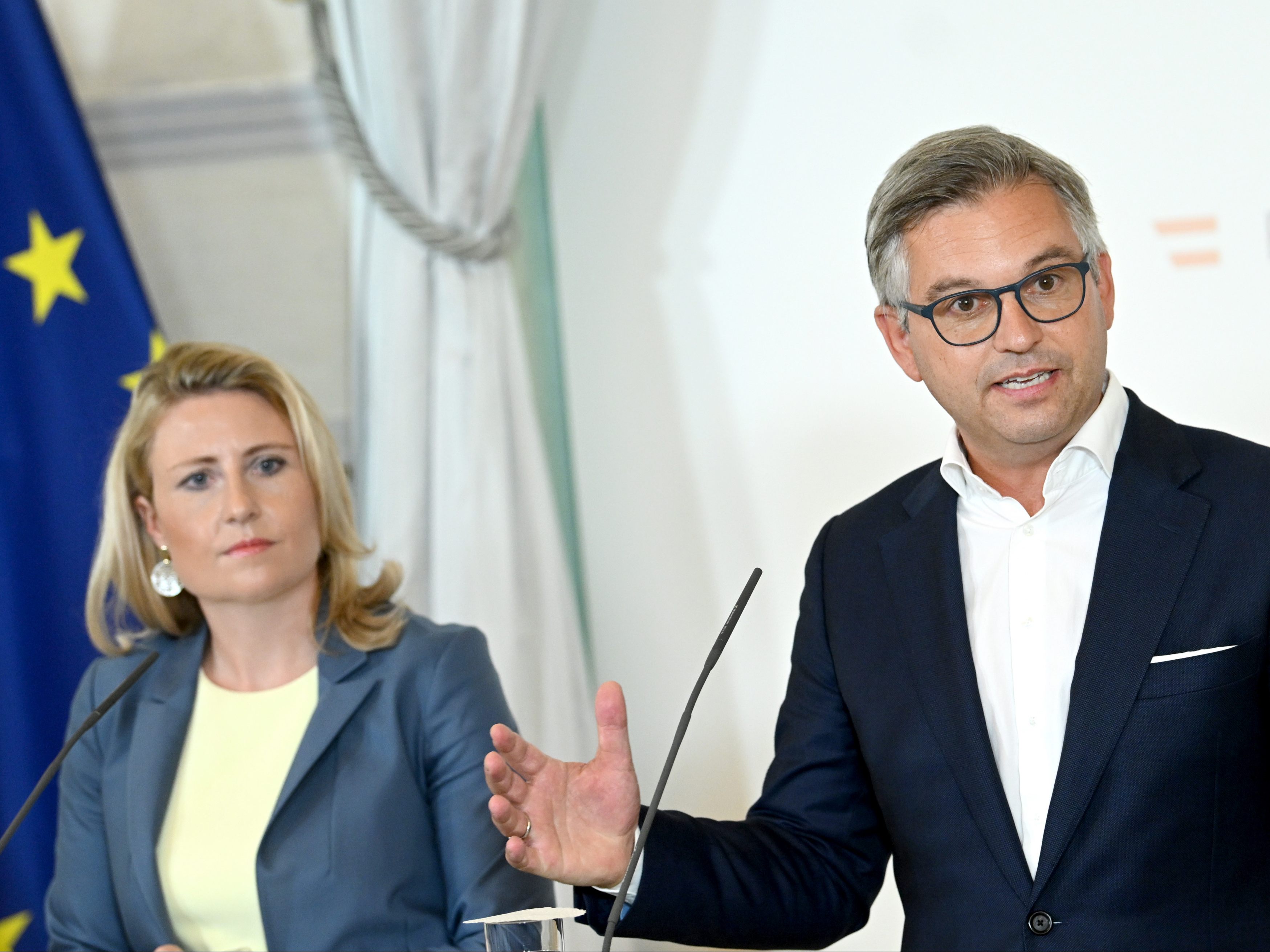 Familienministerin Susanne Raab (ÖVP) und Finanzminister Magnus Brunner (ÖVP) gaben heute den "Startschuss" zur Auszahlung der Familien-Unterstützung aufgrund der Teuerung.