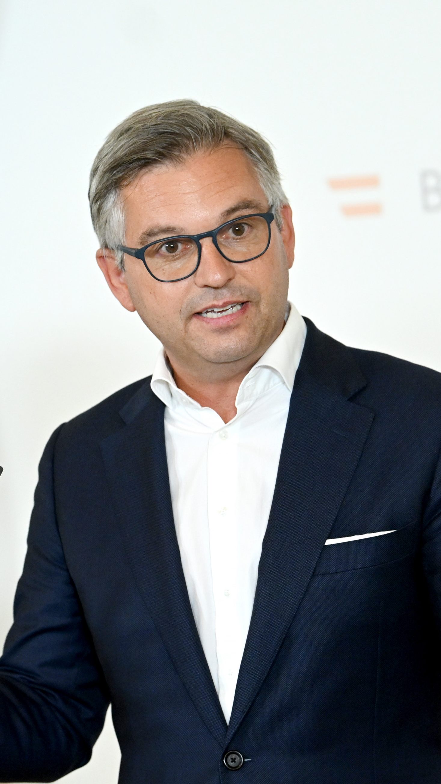 Familienministerin Susanne Raab (ÖVP) und Finanzminister Magnus Brunner (ÖVP) gaben heute den "Startschuss" zur Auszahlung der Familien-Unterstützung aufgrund der Teuerung.