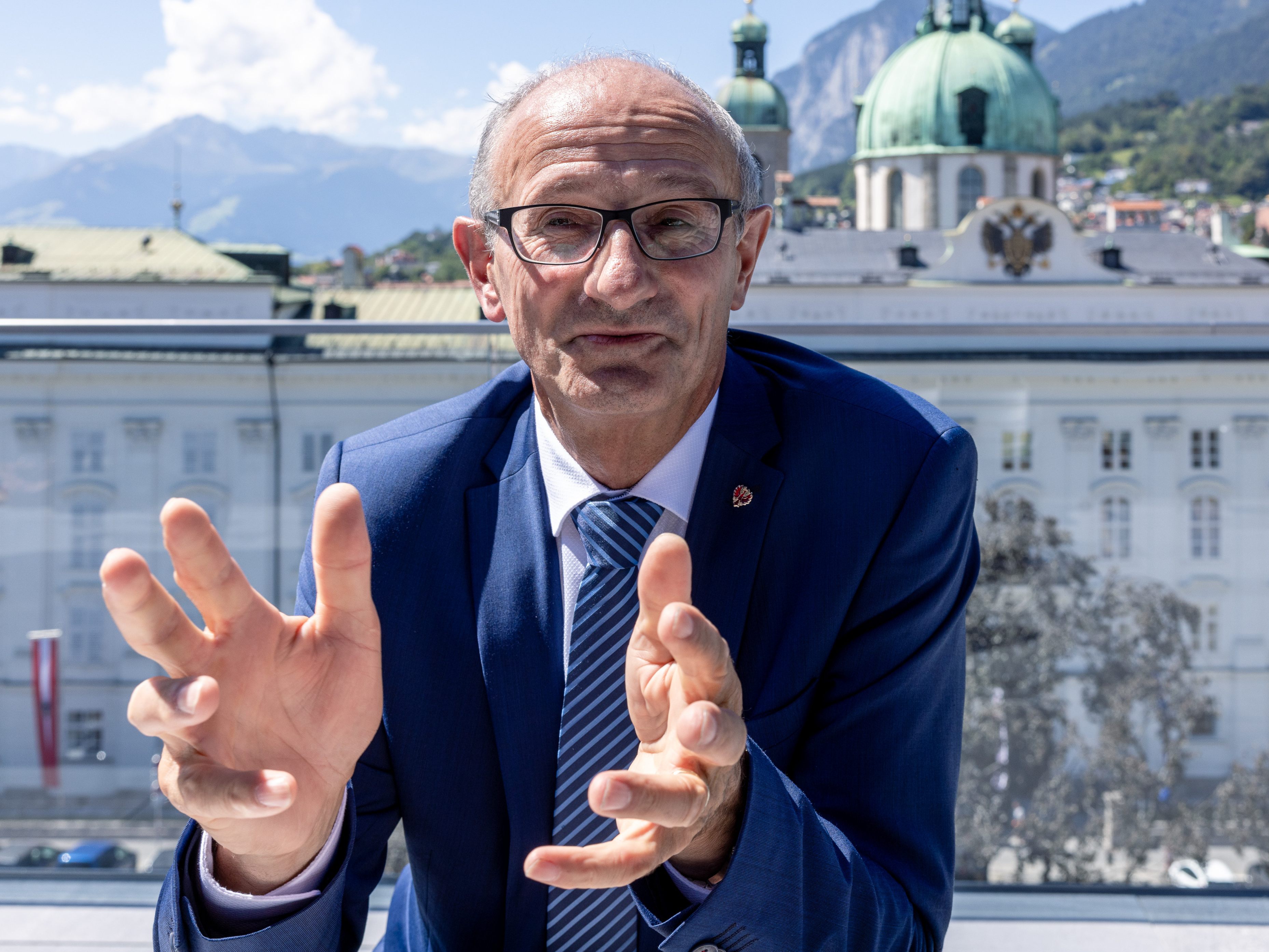 Die Tiroler ÖVP insziniert ihren Spitzenkandidaten bei den Tiroler Landtagswahlen 2022, Anton Mattle, als "klar" und "wetterfest". Die Tiroler ÖVP insziniert ihren Spitzenkandidaten bei den Tiroler Landtagswahlen 2022, Anton Mattle, als "klar" und "wetterfest".