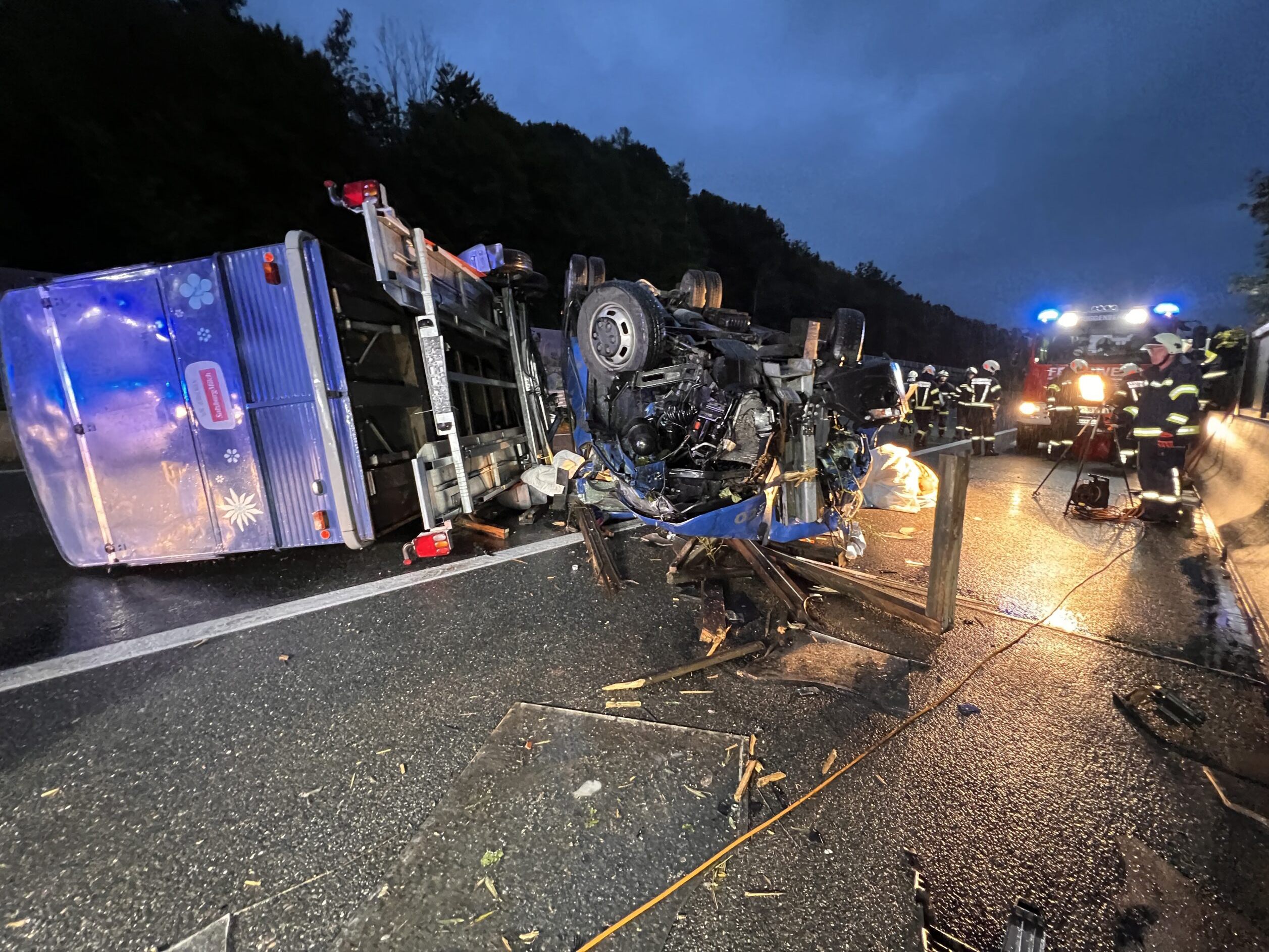 Sonntagfrüh riss ein Transporter samt Anhänger auf einer Länge von über 50 Metern auf der Westautobahn (A1) bei Mondsee Lärmschutzwände ab. Sonntagfrüh riss ein Transporter samt Anhänger auf einer Länge von über 50 Metern auf der Westautobahn (A1) bei Mondsee Lärmschutzwände ab.