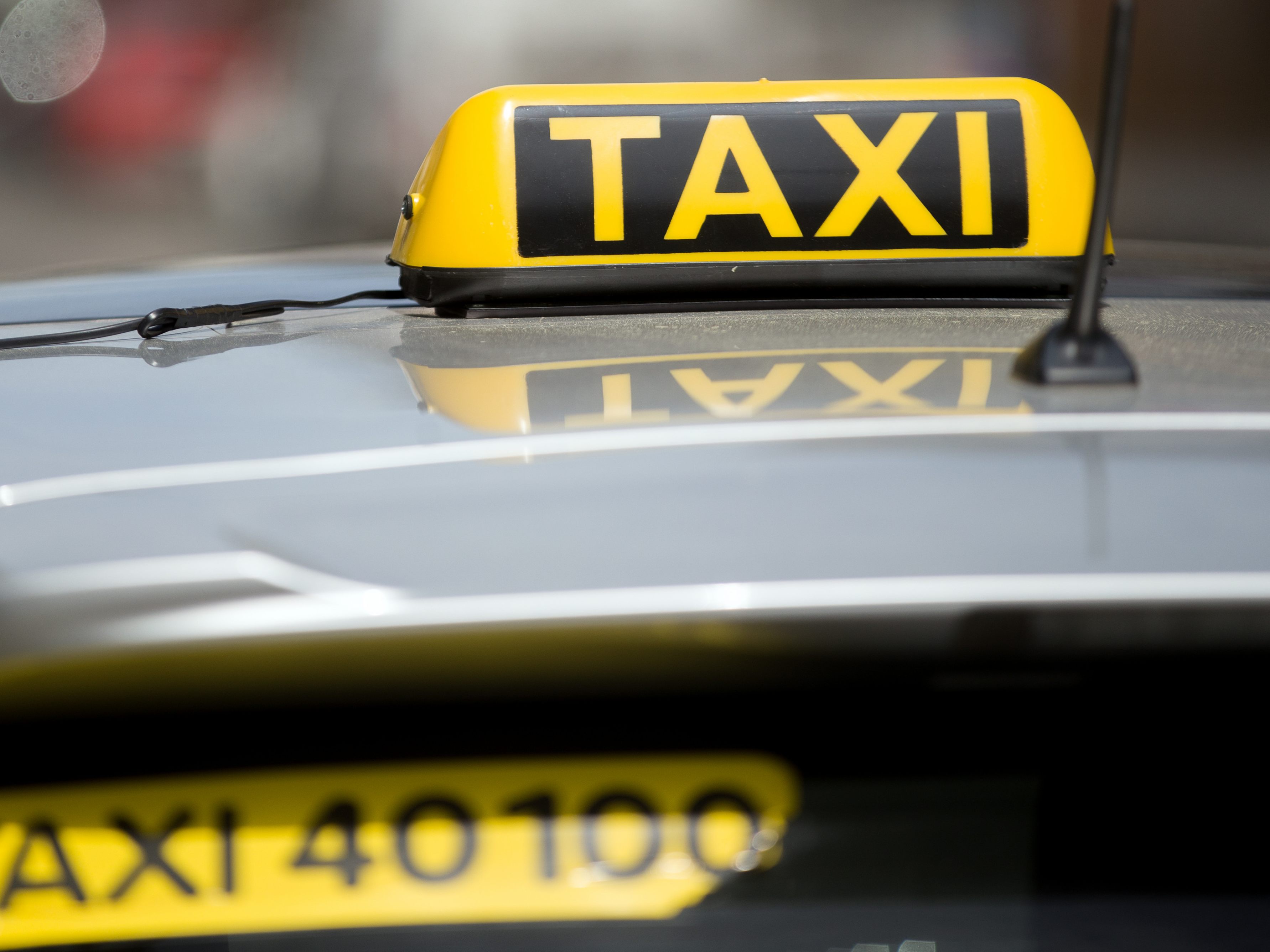 Vier Jugendliche attackierten einen Taxifahrer am Wiener Hauptbahnhof.