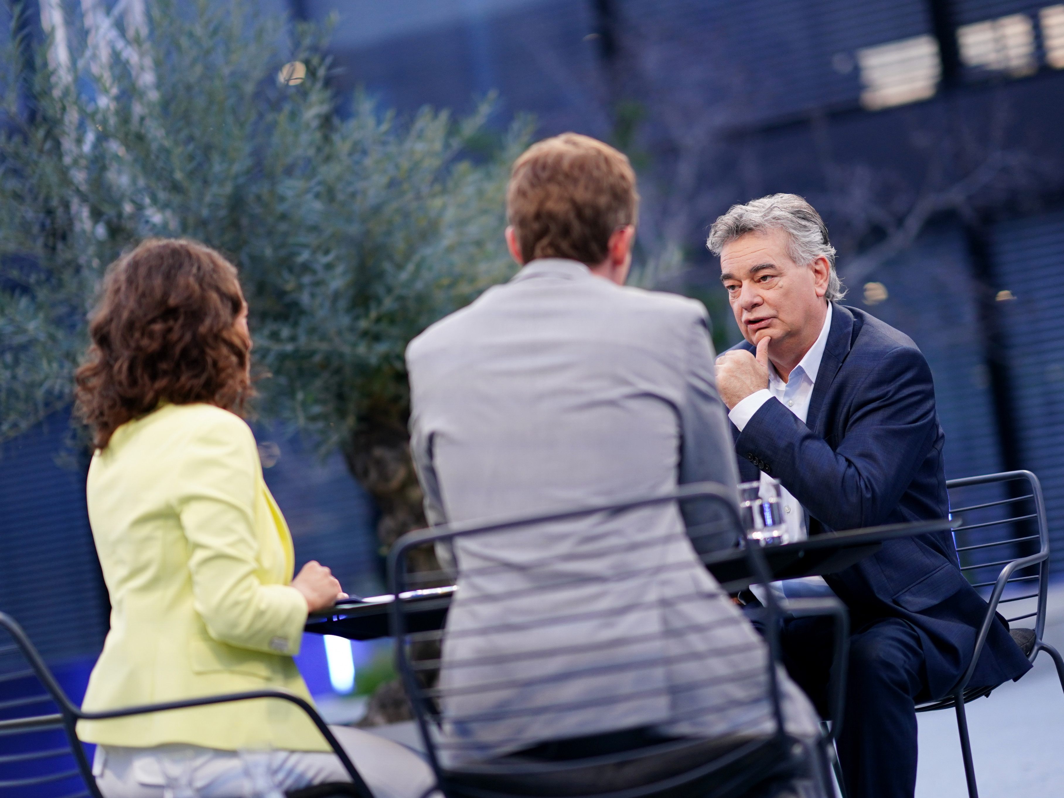 Das Bild zeigt Werner Kogler (rechts), bevor es mit dem ORF-Sommergespräch losging.