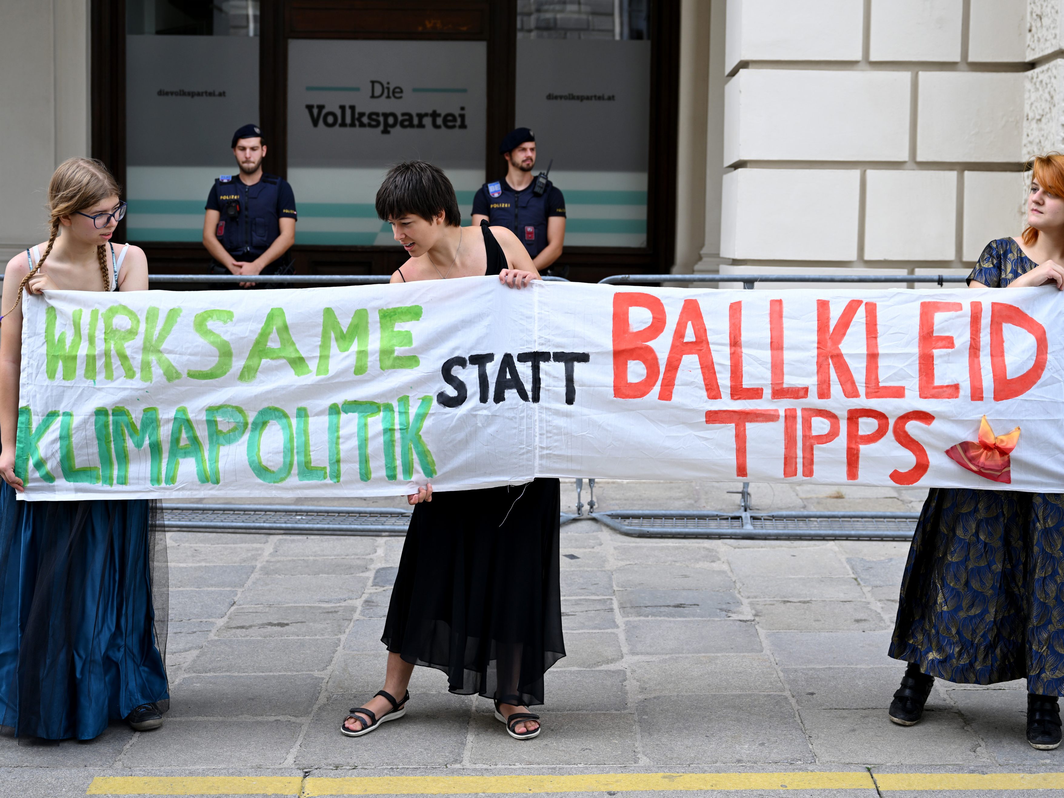 "Wirksame Klimapolitik statt Ballkleidtipps" forderte Fridays for Future vor der ÖVP-Zentrale. "Wirksame Klimapolitik statt Ballkleidtipps" forderte Fridays for Future vor der ÖVP-Zentrale.