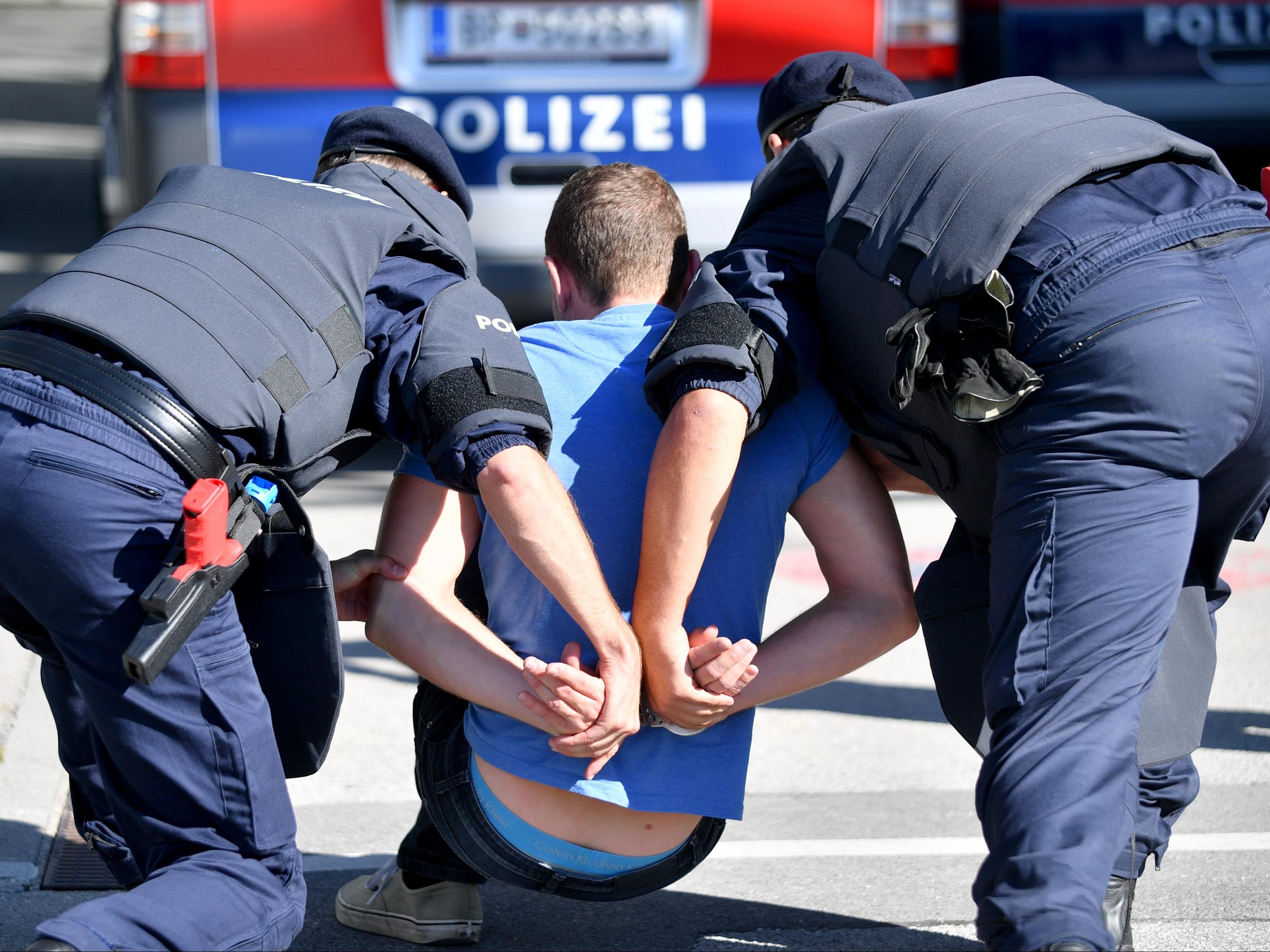 Die Polizei konnte zwei Jugendliche festnehmen, die mit dem Messer zwei junge Männer in Wien-Neubau bedroht hatten. Die Polizei konnte zwei Jugendliche festnehmen, die mit dem Messer zwei junge Männer in Wien-Neubau bedroht hatten.