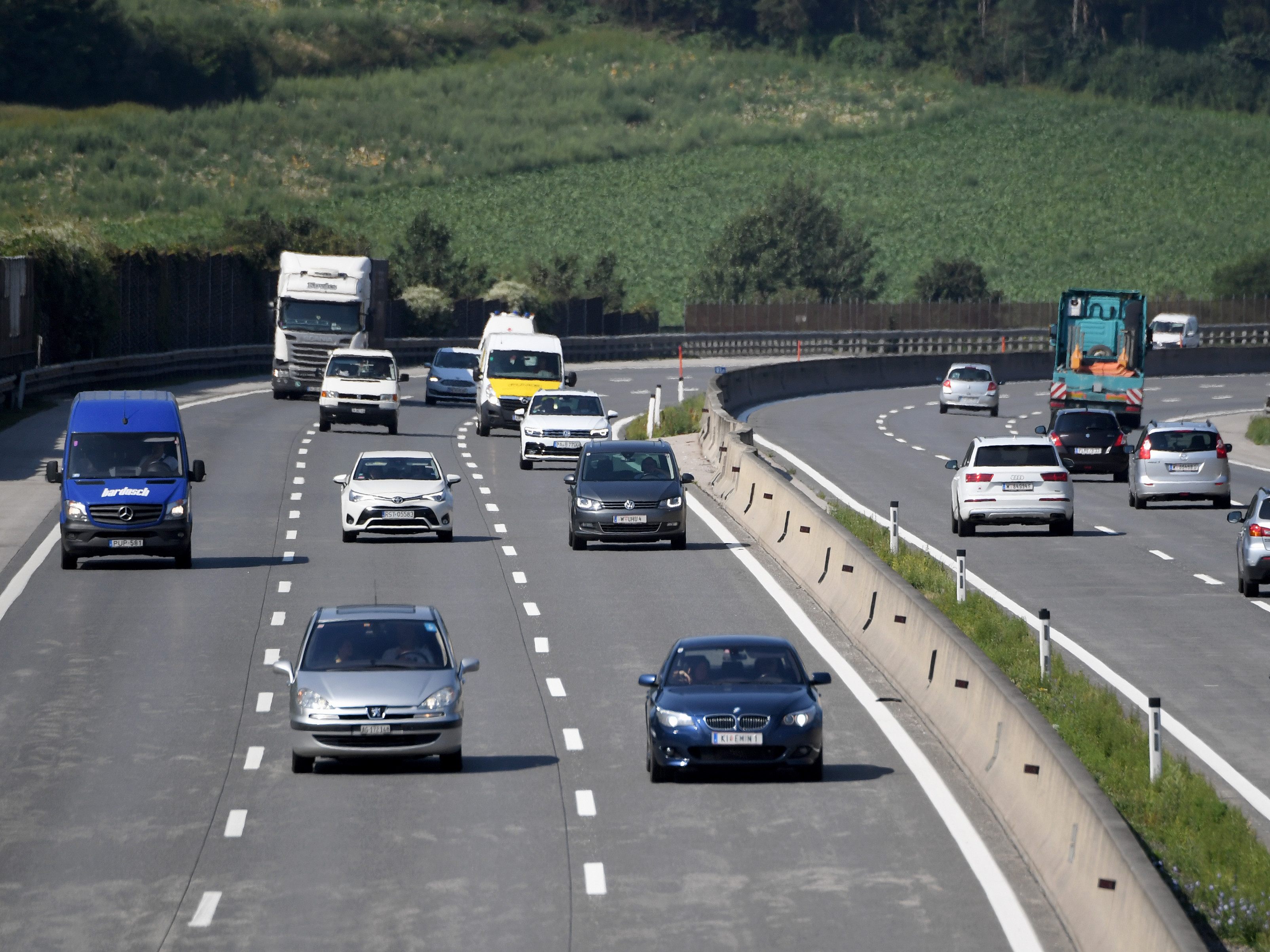 Während der Pkw-Verkehr zurückging, waren trotz Coronakrise zuletzt mehr Lkw auf Autobahnen unterwegs. Während der Pkw-Verkehr zurückging, waren trotz Coronakrise zuletzt mehr Lkw auf Autobahnen unterwegs.
