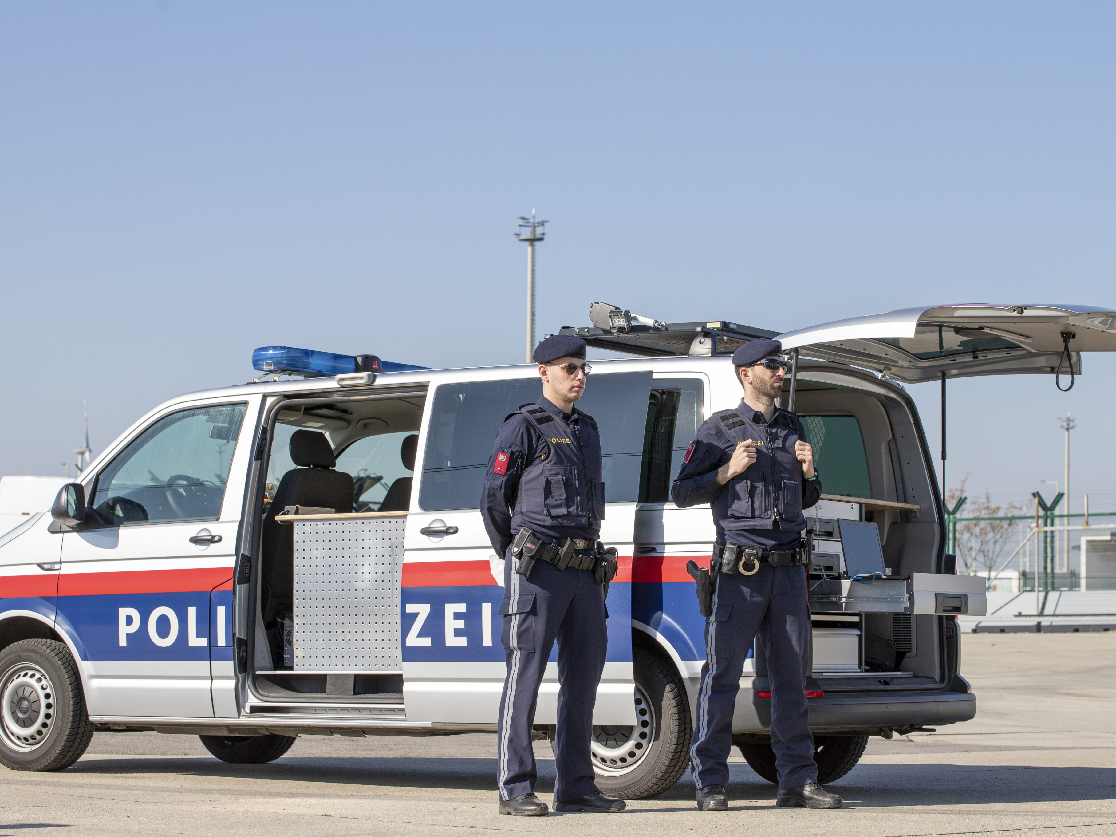 Ein neuer Erlass soll die Polizei an der ungarischen Grenze entlasten. Ein neuer Erlass soll die Polizei an der ungarischen Grenze entlasten.