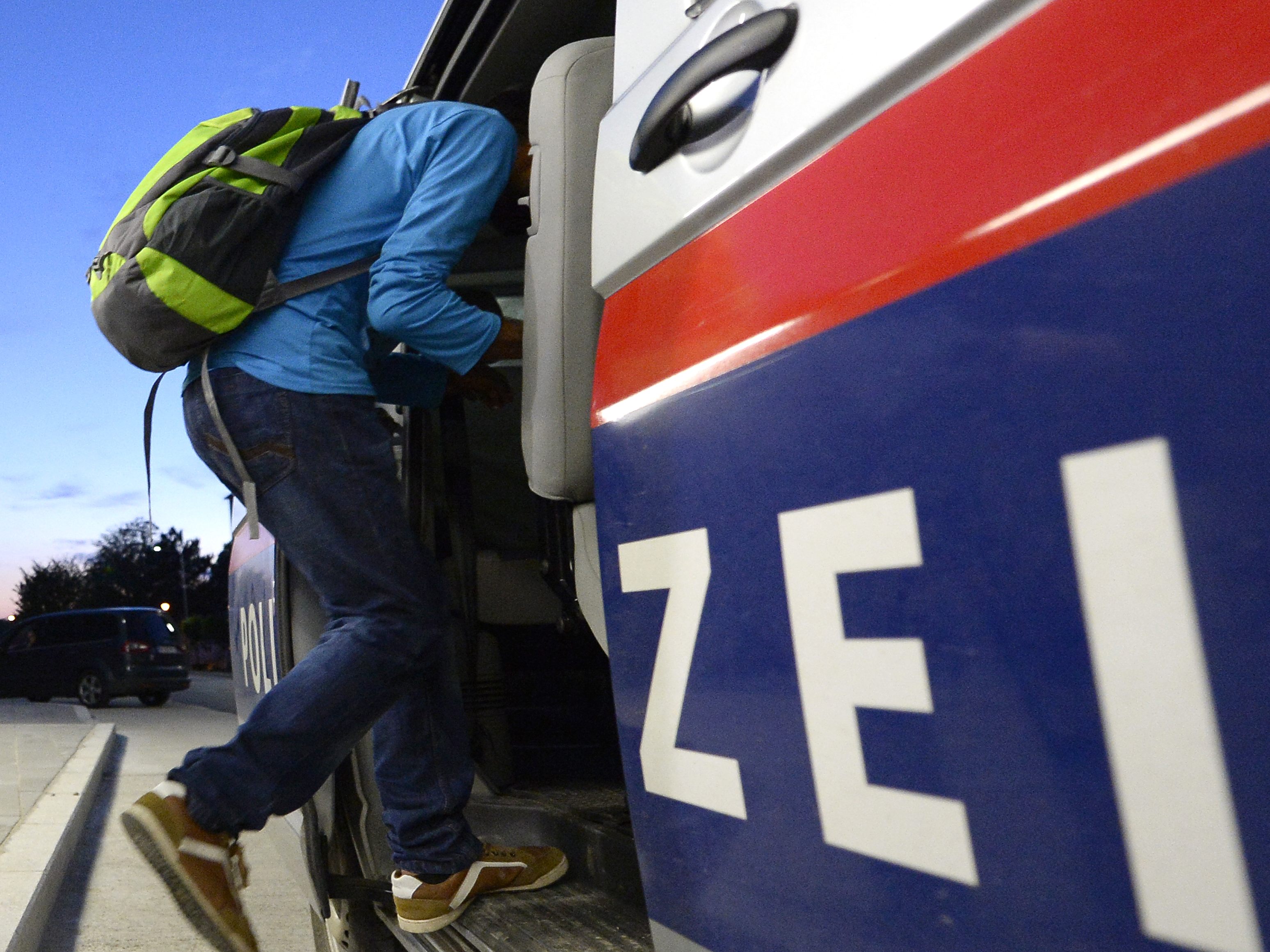Die Polizei fasste Freitagfrüh in Wien-Simmering zwei Schlepper, die acht Männer in einem Lkw transportierten. Die Polizei fasste Freitagfrüh in Wien-Simmering zwei Schlepper, die acht Männer in einem Lkw transportierten.