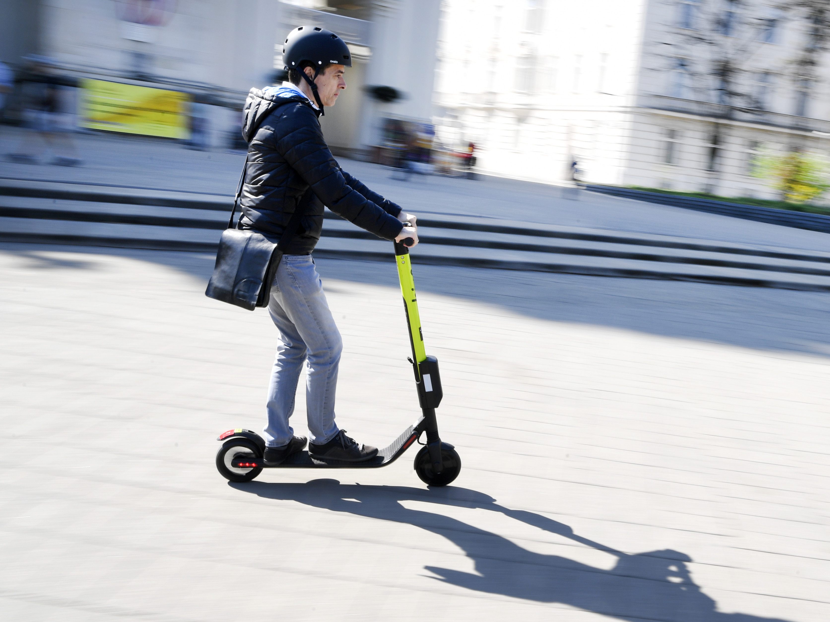 Nur zehn Prozent der E-Scooter-Fahrer in Wien tragen einen Helm.