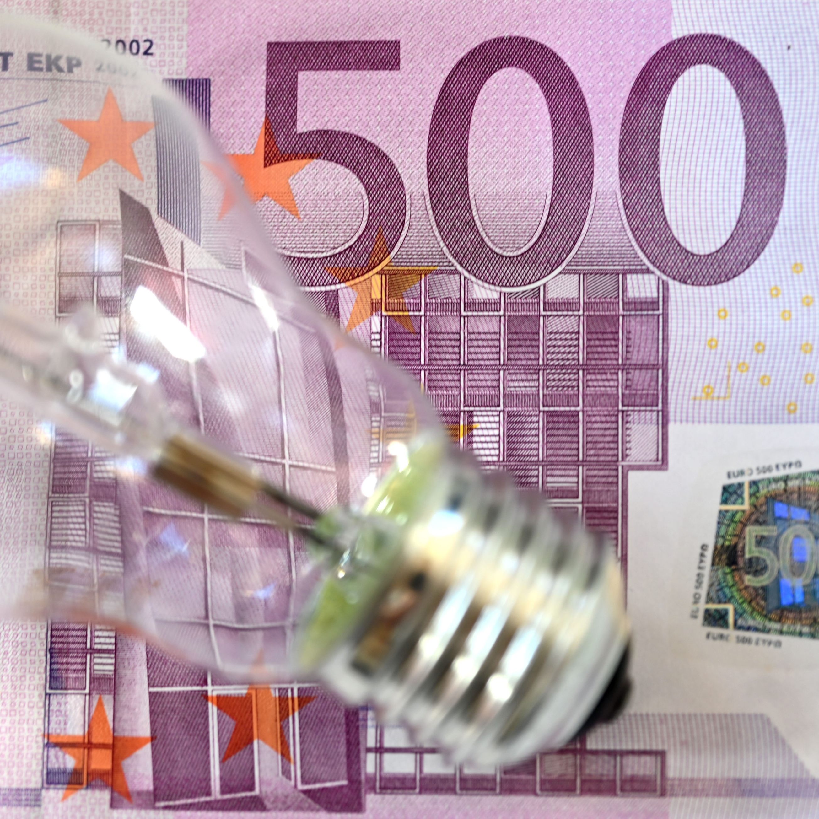 Während Energiekonzerne beträchtliche Gewinne machen, kämpft die Bevölkerung mit hohen Energiepreisen.