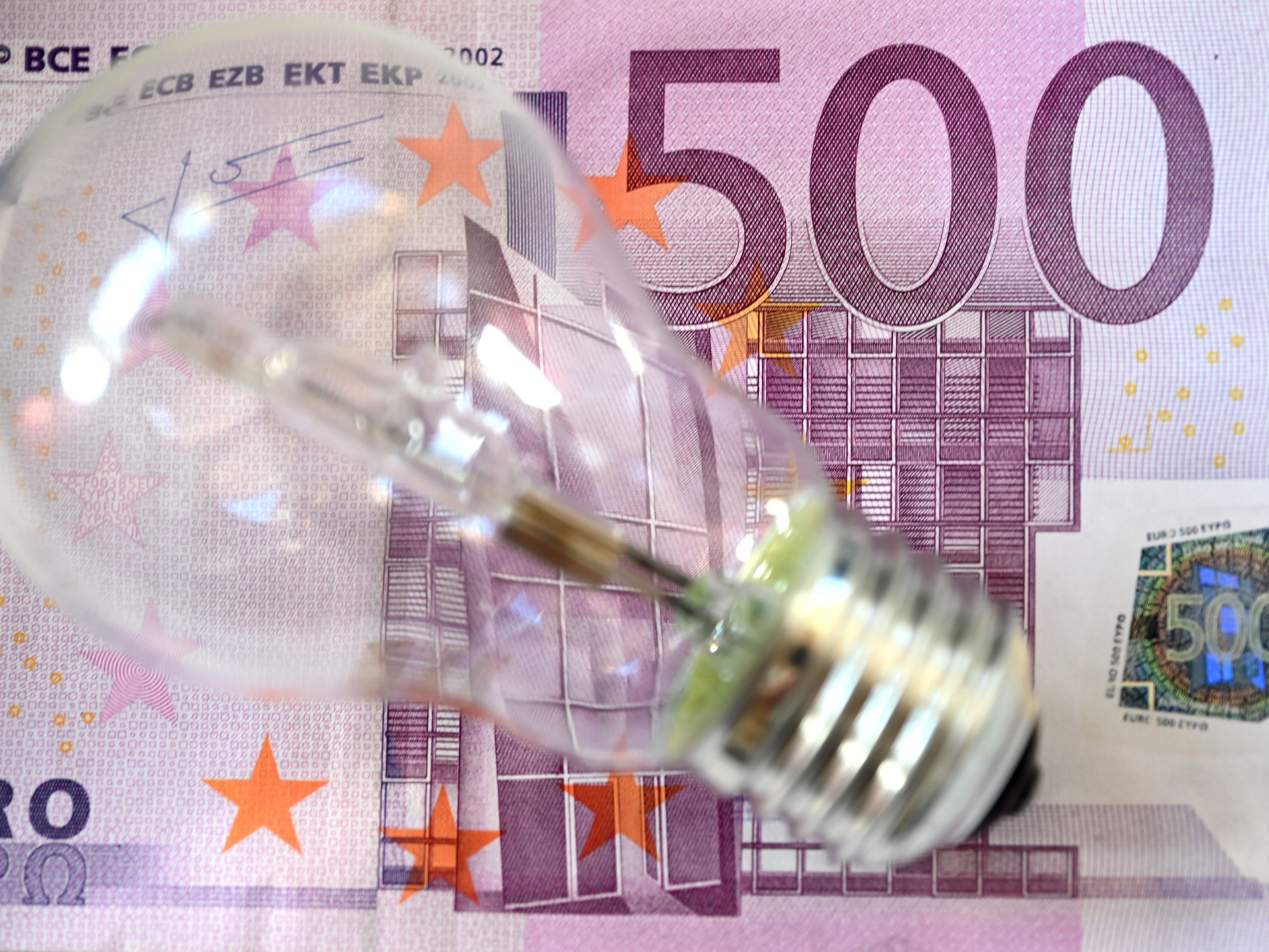 Während Energiekonzerne beträchtliche Gewinne machen, kämpft die Bevölkerung mit hohen Energiepreisen.