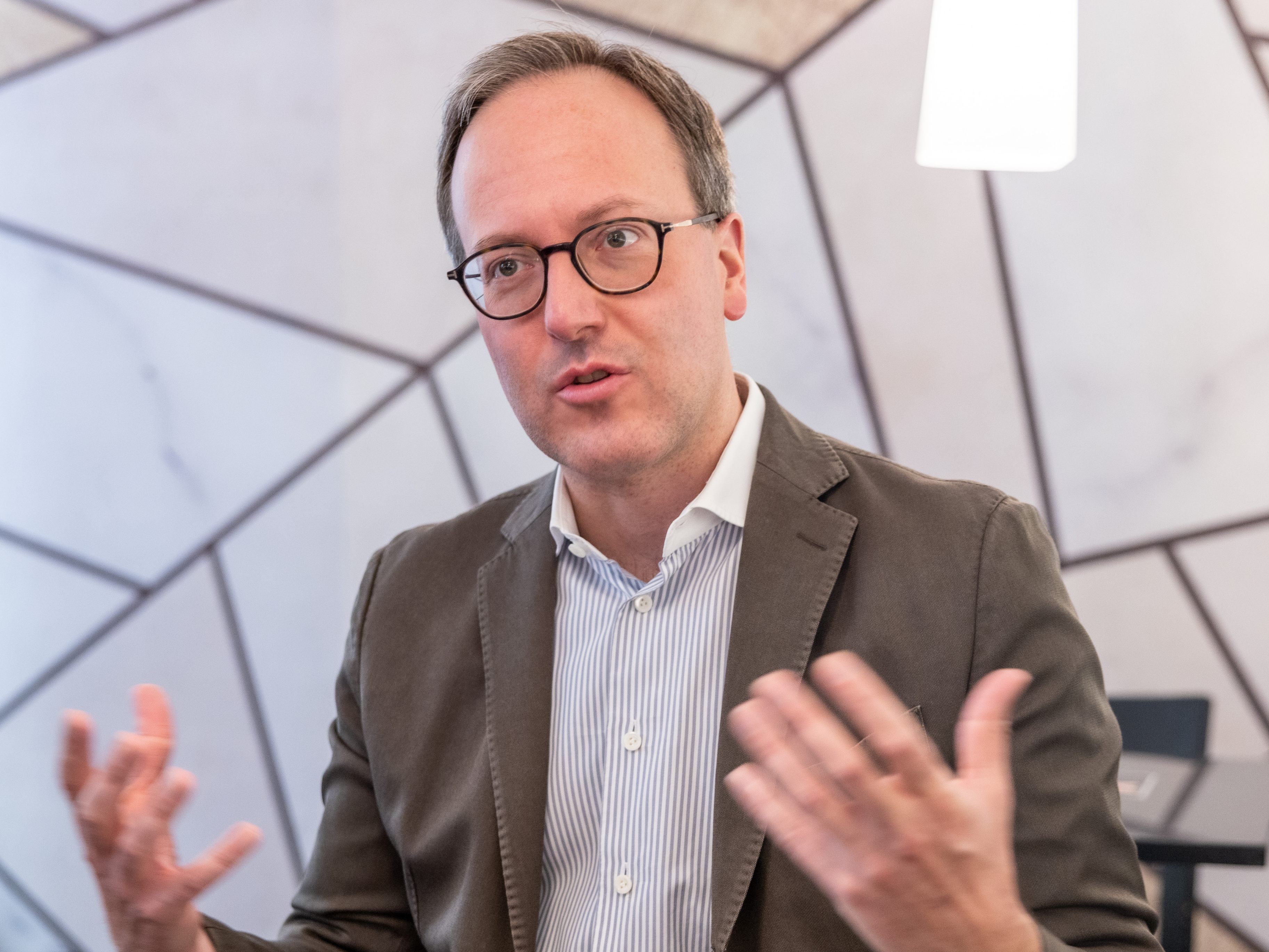 Der Tiroler NEOS-Chef und Spitzenkandidat Dominik Oberhofer und seine Partei sehen sich im Online-Wahlkampf an der Spitze.